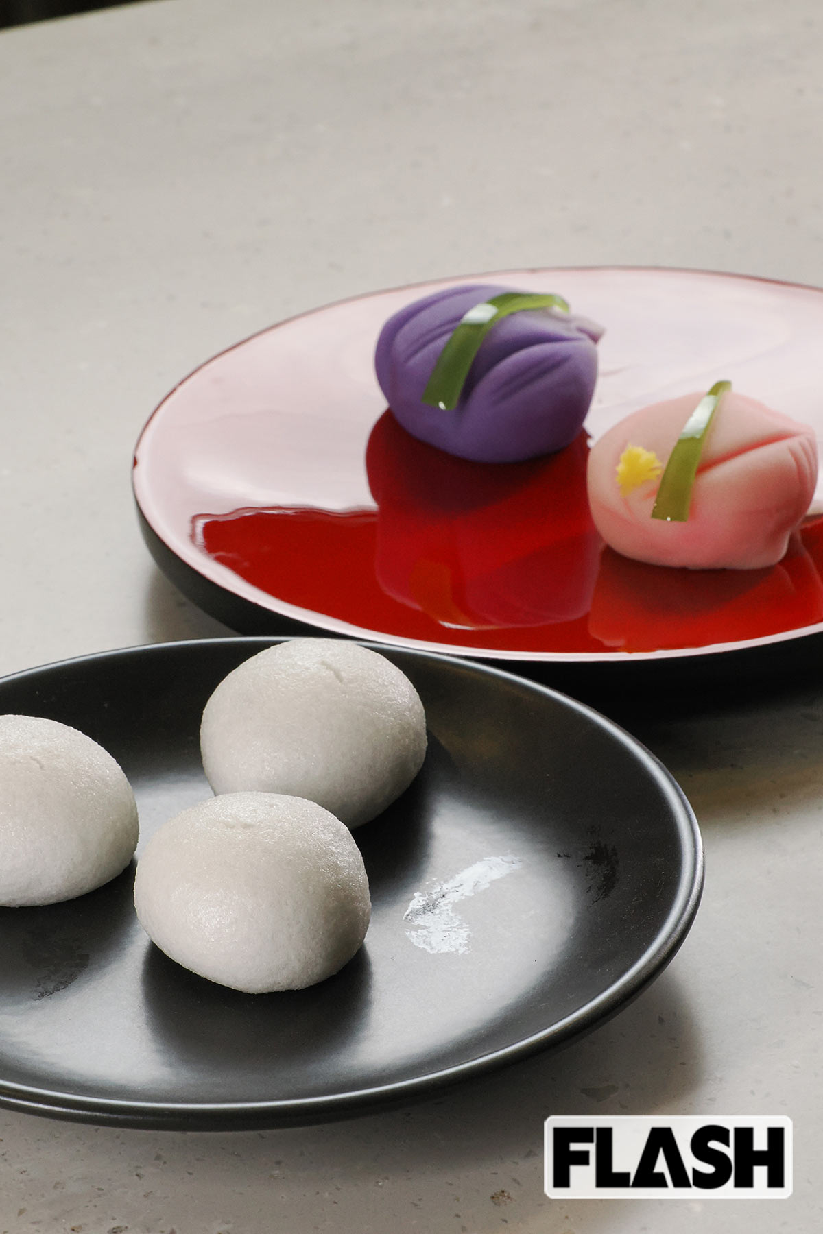 塩瀬総本家の「塩瀬饅頭」は、日本三大饅頭のひとつ。後ろは看板商品の「兜饅頭」。皮の存在を感じさせない後者は徳川家康の好物だった（写真・保坂駱駝）