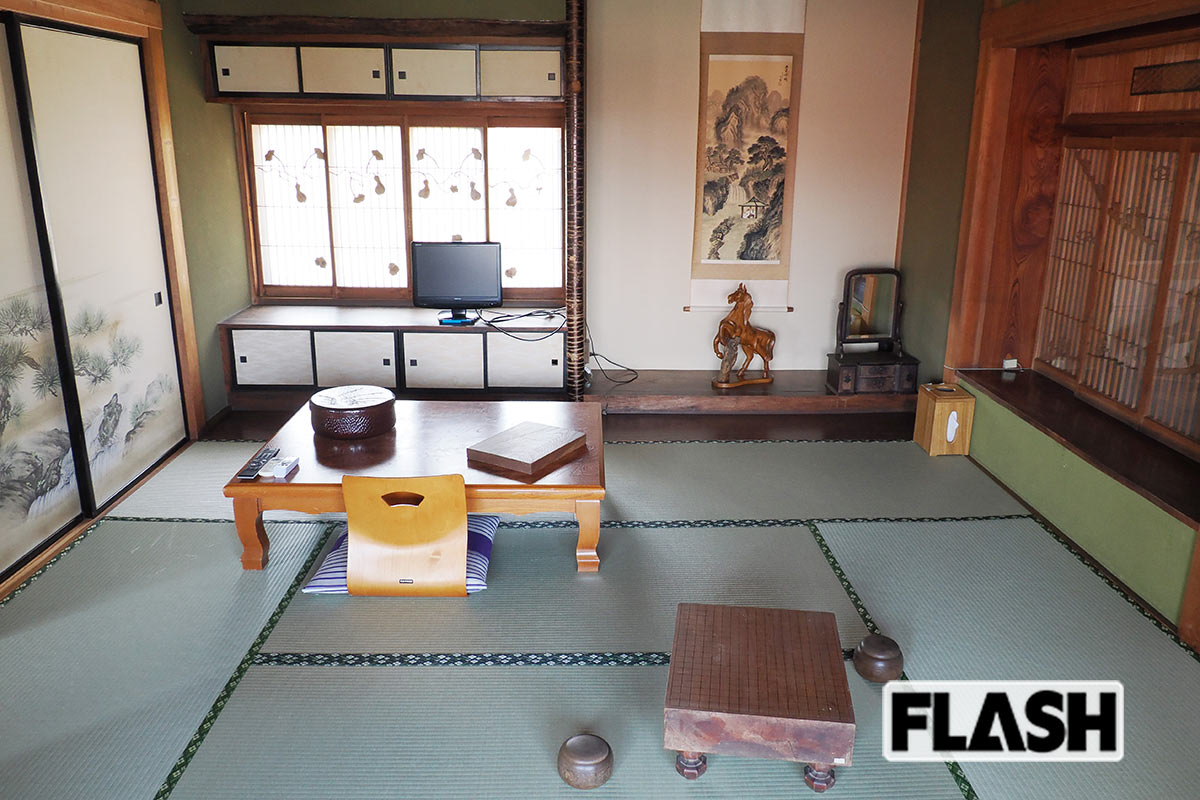 大申学の客室のひとつに備わる古びた碁盤は、歴史の証人だ（写真・保坂駱駝）
