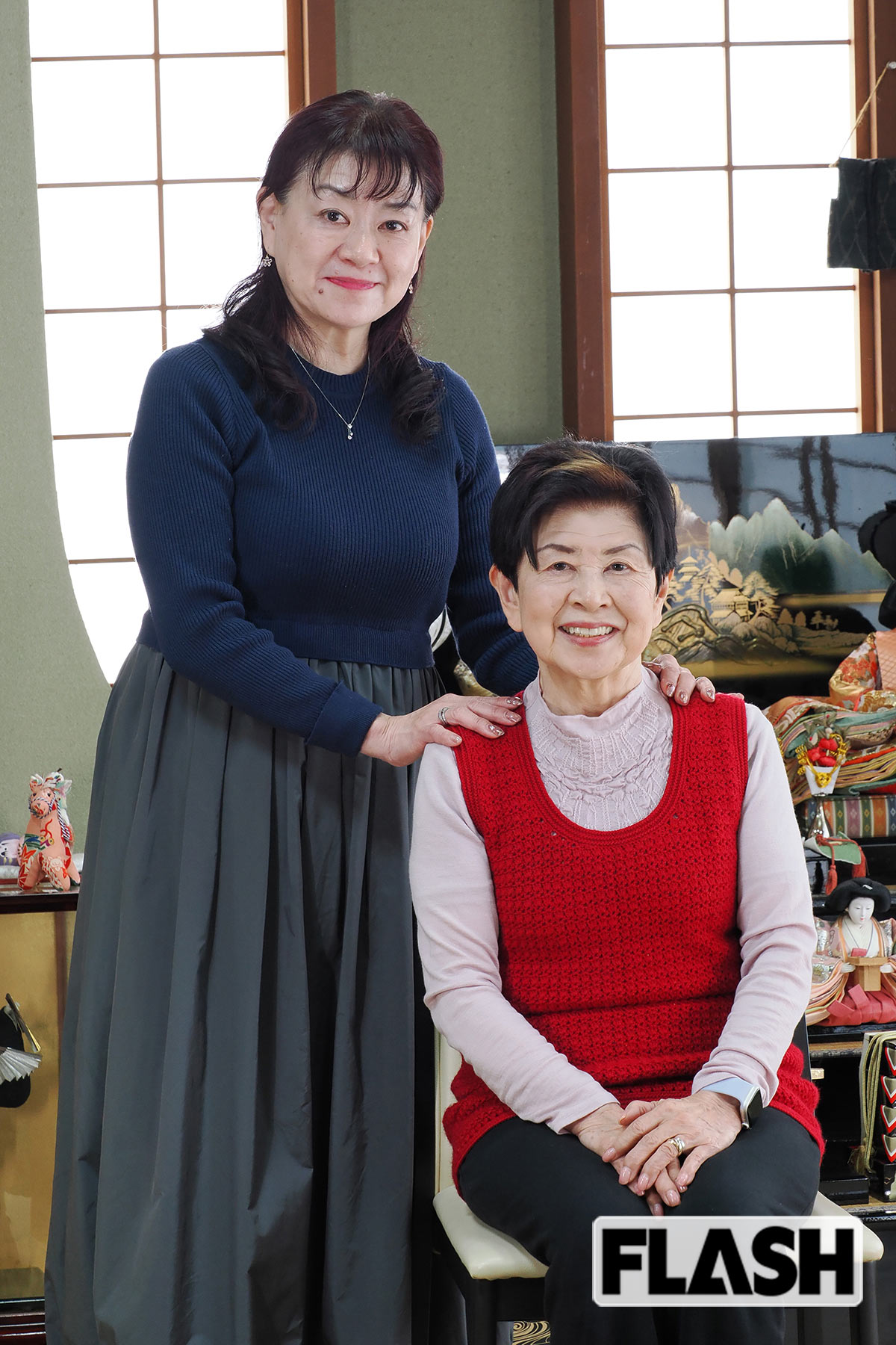 大申学の米山芳子さん（右）、美紀さんらが富士山麓で摘んだ山椒の佃煮は、宿の名物だ（写真・保坂駱駝）
