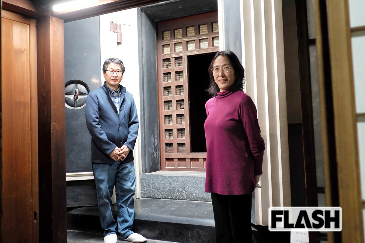 江戸末期～明治期の繁栄の証しである蔵。その扉の前に立つ戸谷八商店の戸谷充宏さん、姉の藤井恭子さん（写真・保坂駱駝）