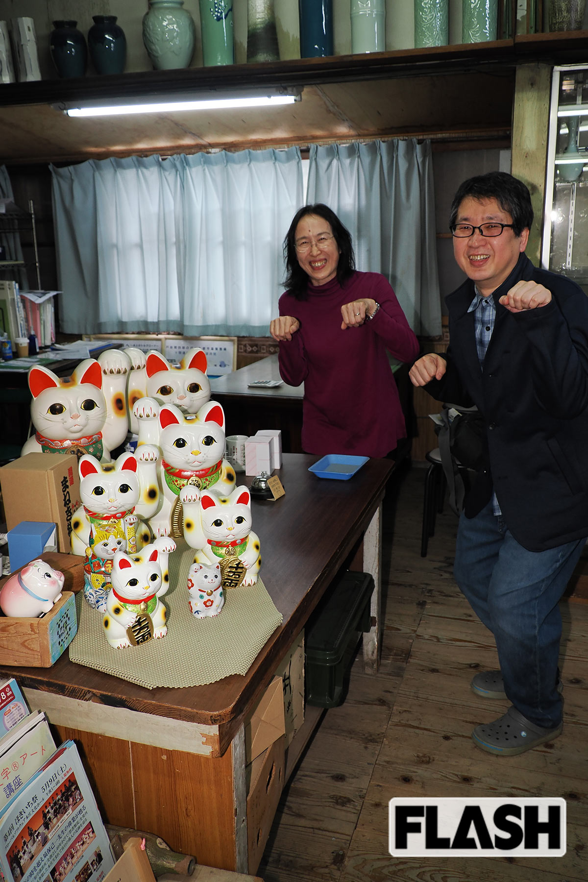 戸谷八商店の戸谷充宏さん、姉の藤井恭子さん。年代物の招き猫の前でポーズをとってくれた（写真・保坂駱駝）
