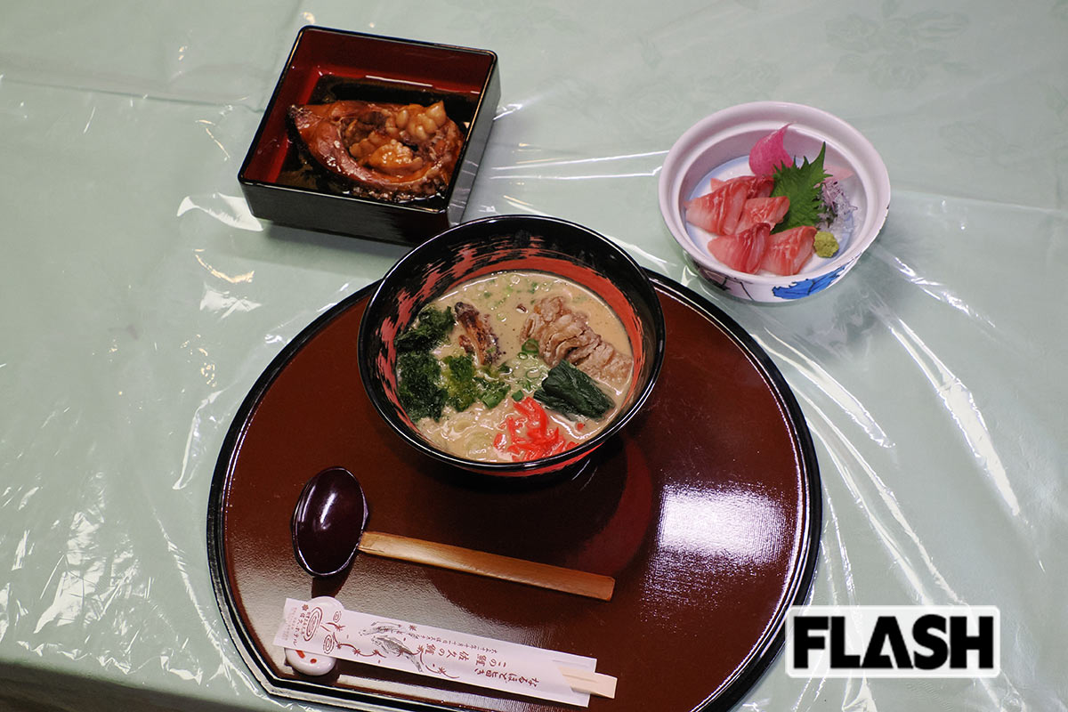 名物の鯉こくをベースにした佐久ホテルの名物「味噌ラーメン」に、洗いなどメイン料理の取り合わせ。ラーメンにはカラッと揚がった鯉カツがトッピングされ、スープと絶妙に絡み合う（写真・保坂駱駝）