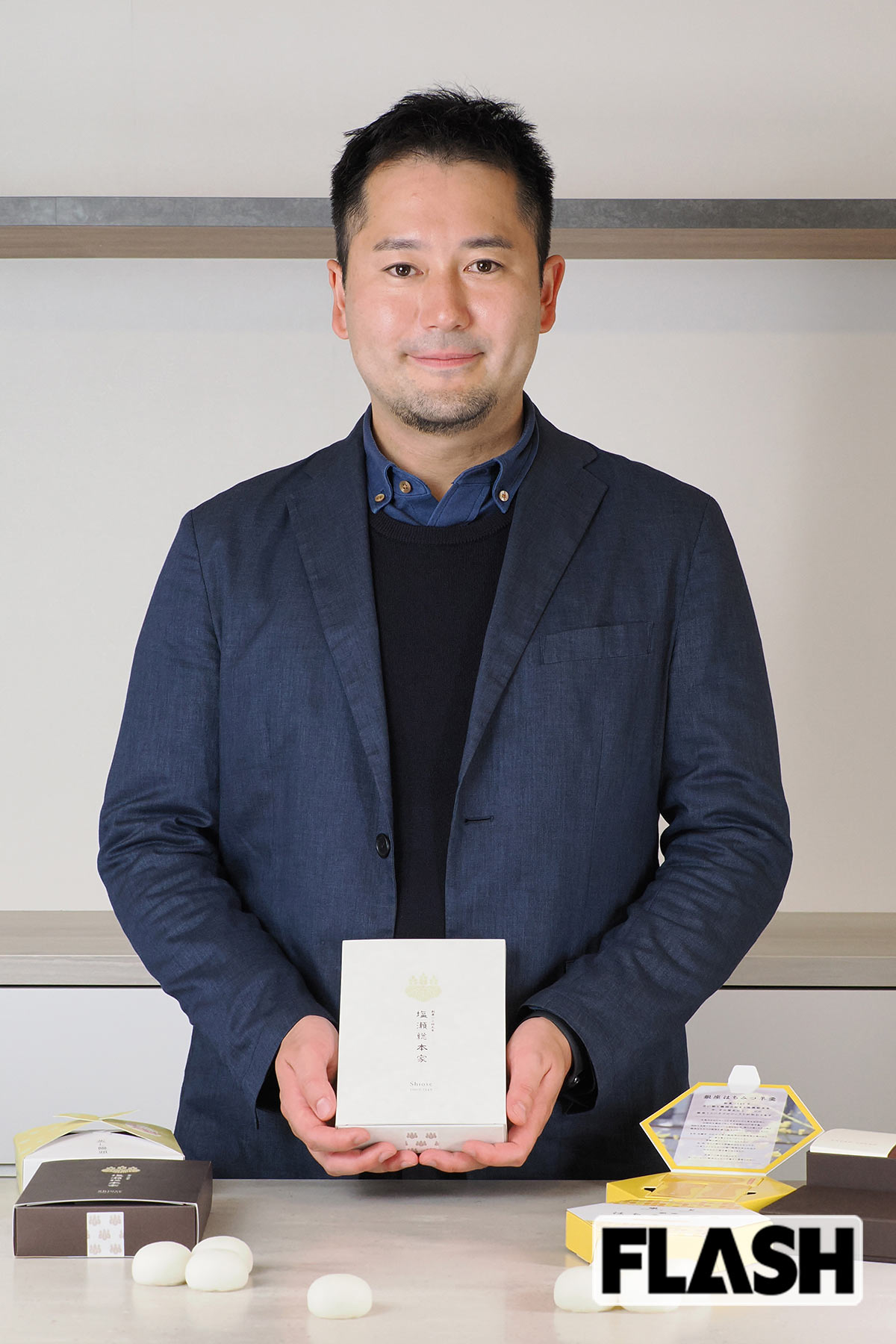 「入社後、最初に試みたのがサイトの改善」という、塩瀬総本家の川島一浩常務。古巣のSONYのデジカメで、商品写真も自ら撮る（写真・保坂駱駝）