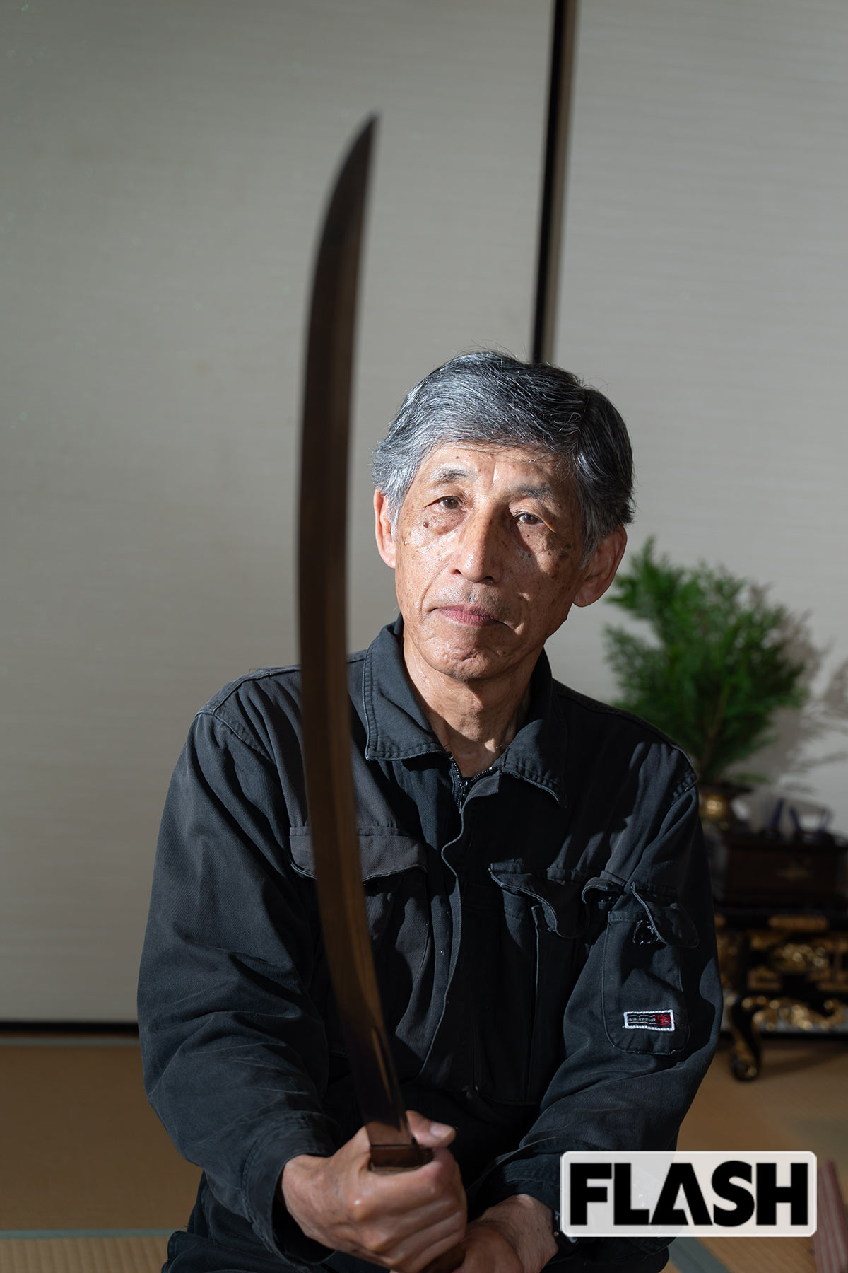肥後鐔作りを得意とする盛高鍛冶刃物の26代目・盛高琢象さん。経博社長の叔父にあたる（写真・駄道賢剛）