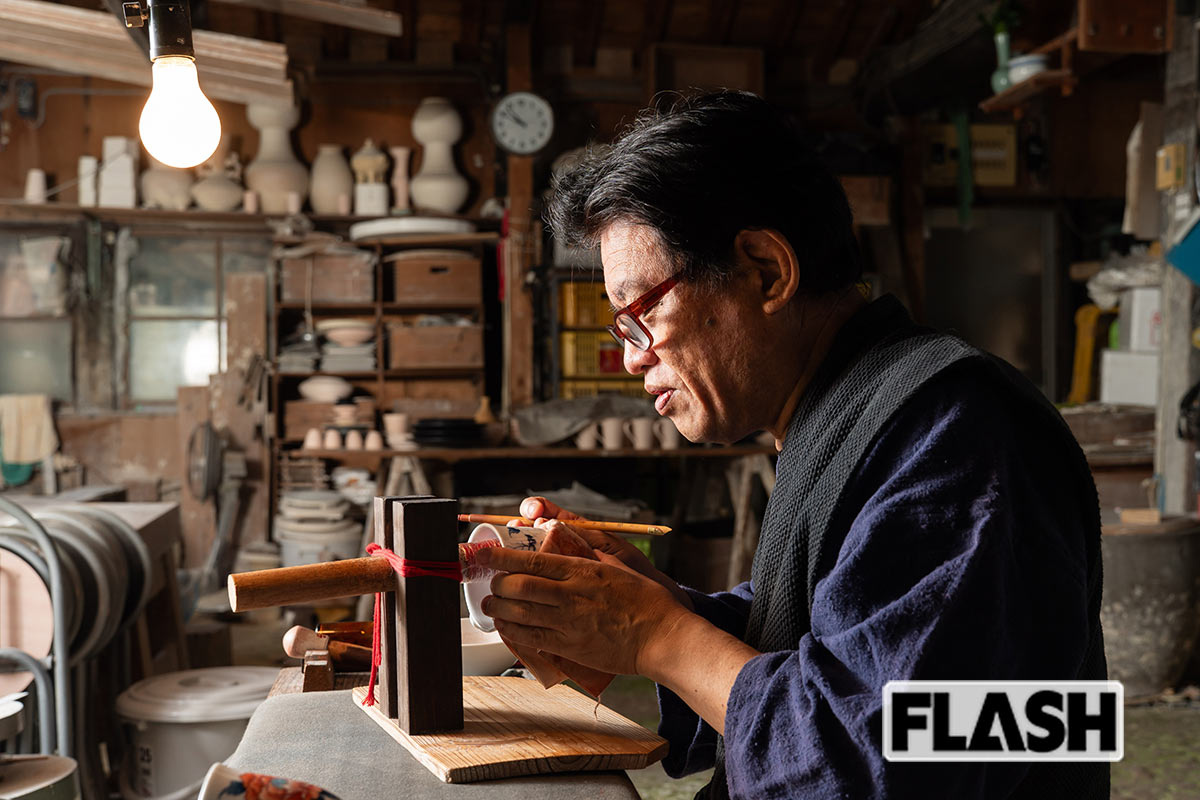 「鍋島藩窯 市川光山窯」の市川光山さんは絵付・成形・下絵付の3つの伝統工芸士資格を持つ。今秋「5代 市川卯兵衛」を襲名予定だ（写真・駄道賢剛）