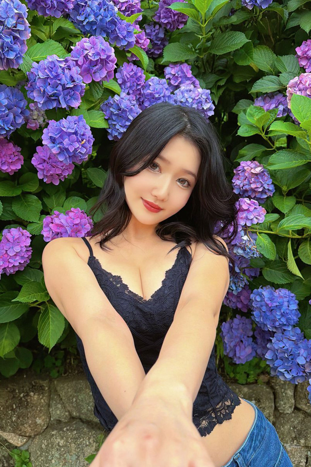 「お願いマジで汗臭い」人気グラドル、白シャツ姿の男性の写真さらすも「相手に失礼」批判受け謝罪