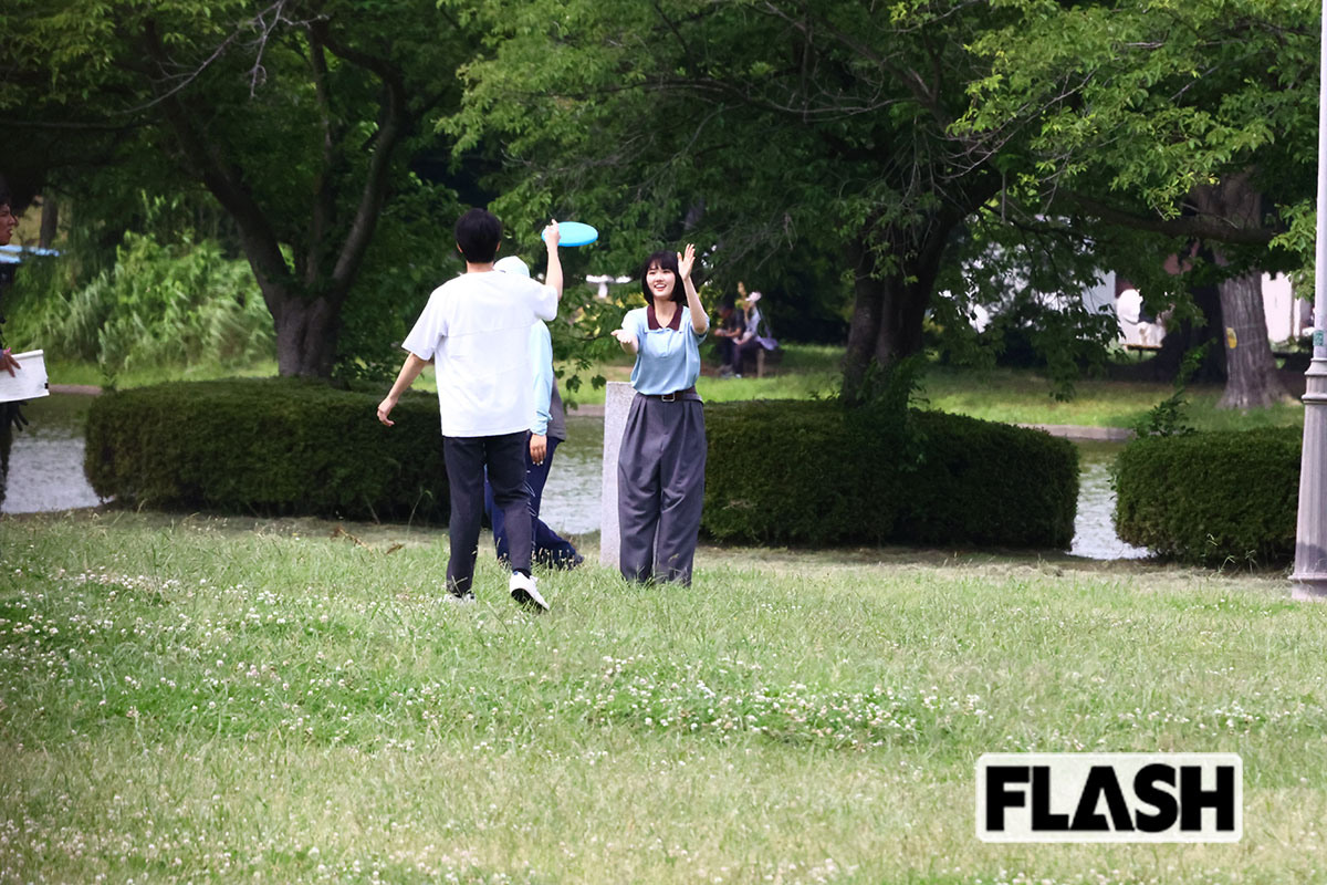 原菜乃華、フリスビーにシャボン玉、“満点笑顔のデート” ロケを発見！ 天才女優が見せた、意外な “弱点” とは