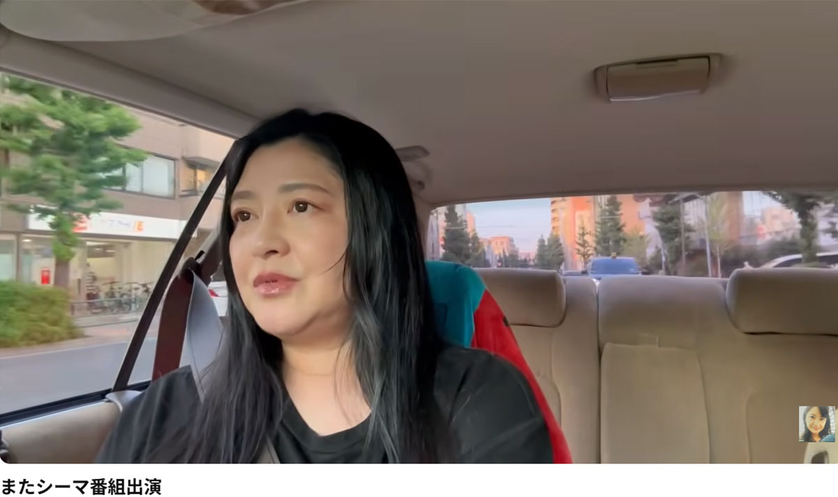 愛車シーマを運転しながらトークする伊藤かずえ（写真・伊藤のYouTubeチャンネルより）