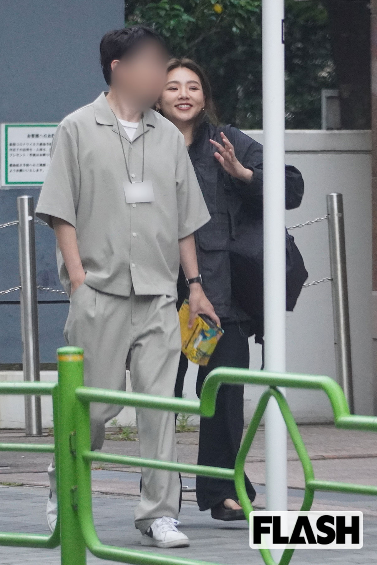 笑顔でマネジャーらしき男性と雑談をする野呂佳代