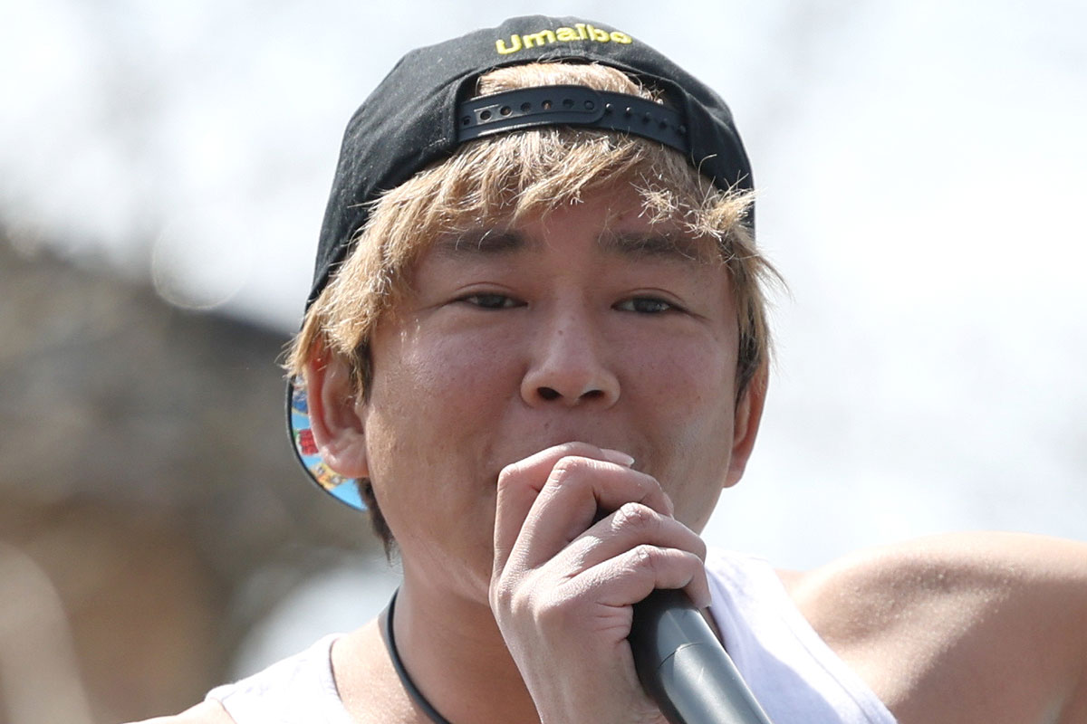 「可愛くないガキに嫌々サイン」楽しんごの“悪ノリ”投稿に集まる批判の声