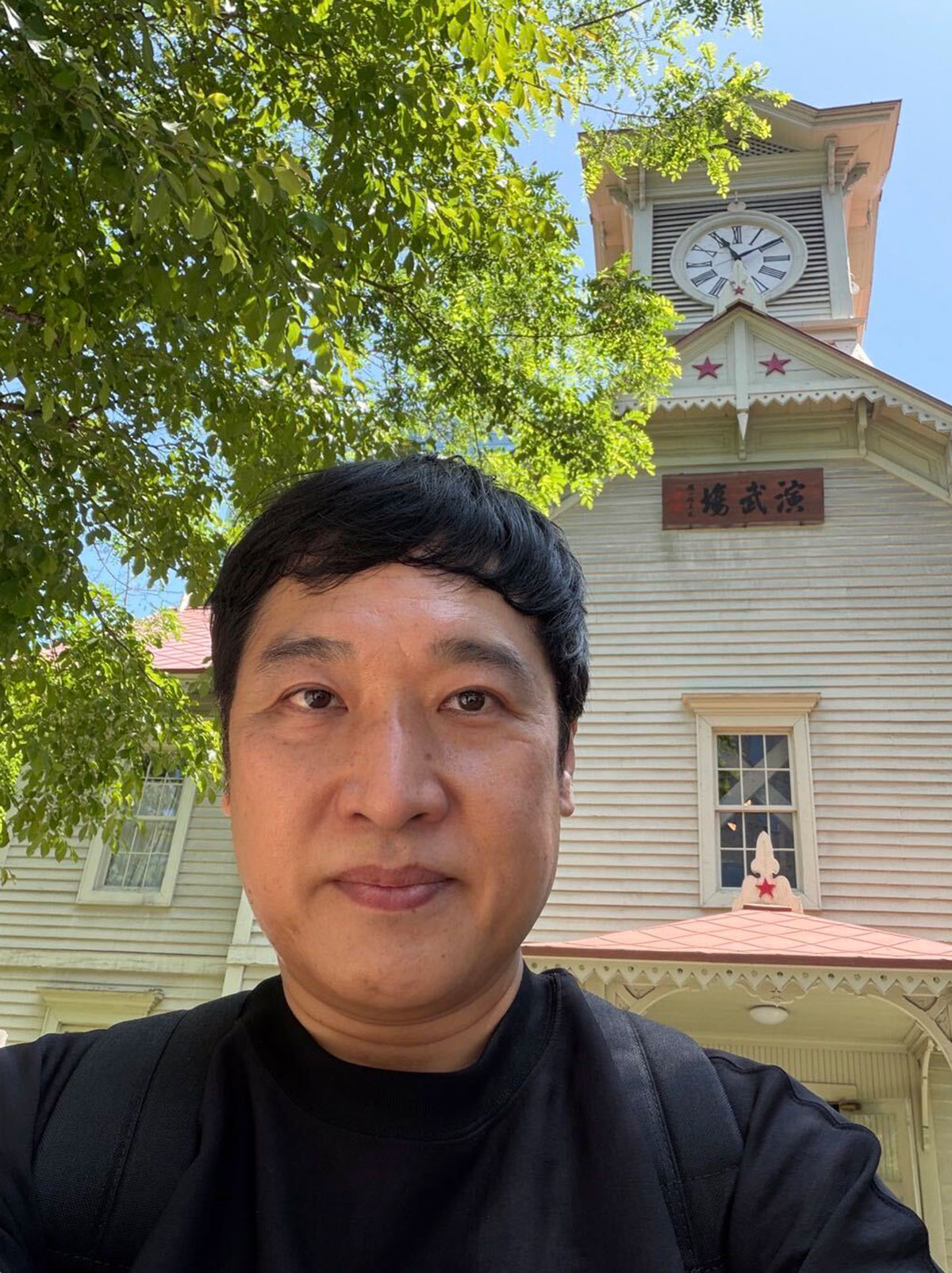 山里亮太のXより。ライブのために訪れた北海道で、トレードマークのメガネを外した姿を披露した