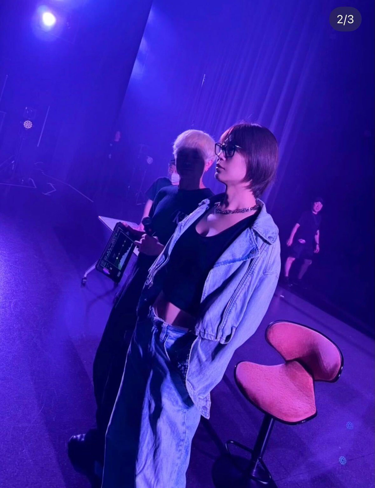 氷川きよしのInstagramより。へそ出しルックと“美バスト”には、「何とセクシーな」などの反応が寄せられた
