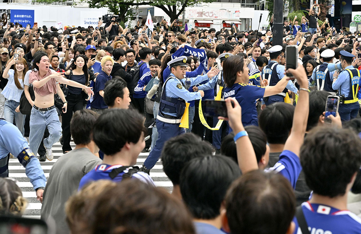 チュニジア代表に快勝した直後、渋谷スクランブル交差点で騒ぐサポーター（写真・共同通信）