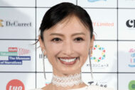 「足が綺麗すぎます」奇跡の54歳・望月理恵のシースルーミニ姿にファン興奮…