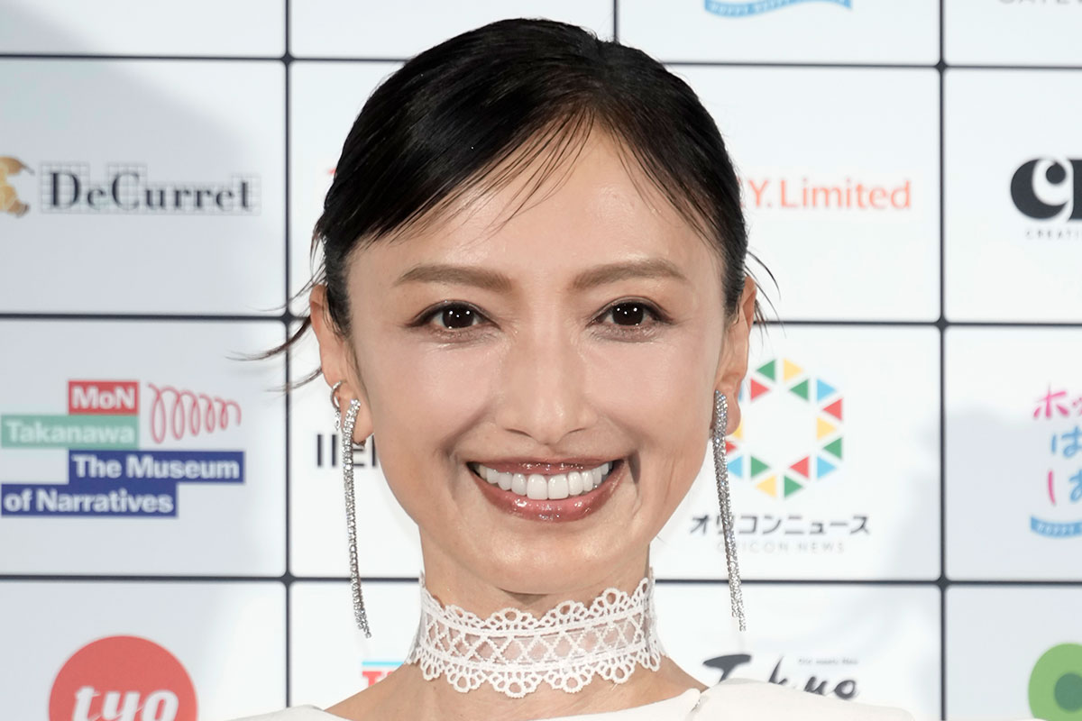 「足が綺麗すぎます」奇跡の54歳・望月理恵のシースルーミニ姿にファン興奮…