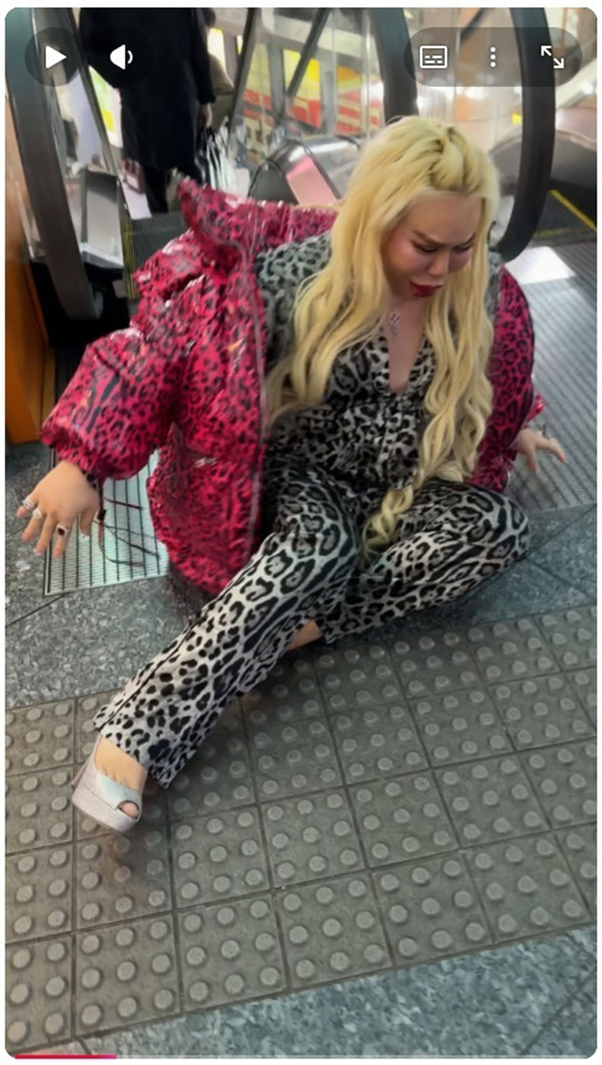 エスカレーターで迷惑行為をするアレン様。一部ネットで批判の声が出ている（写真・本人のYouTubeチャンネルより）