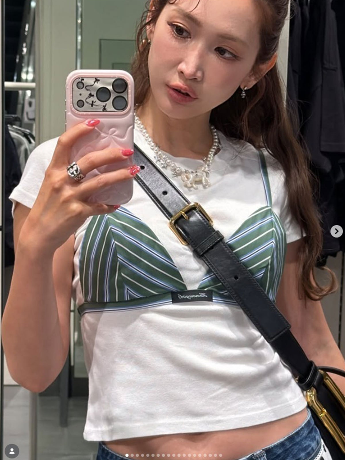 紗栄子が披露したブラ風のトップスの重ね着。ファンの間では賛否が分かれた（写真・本人Instagramより）