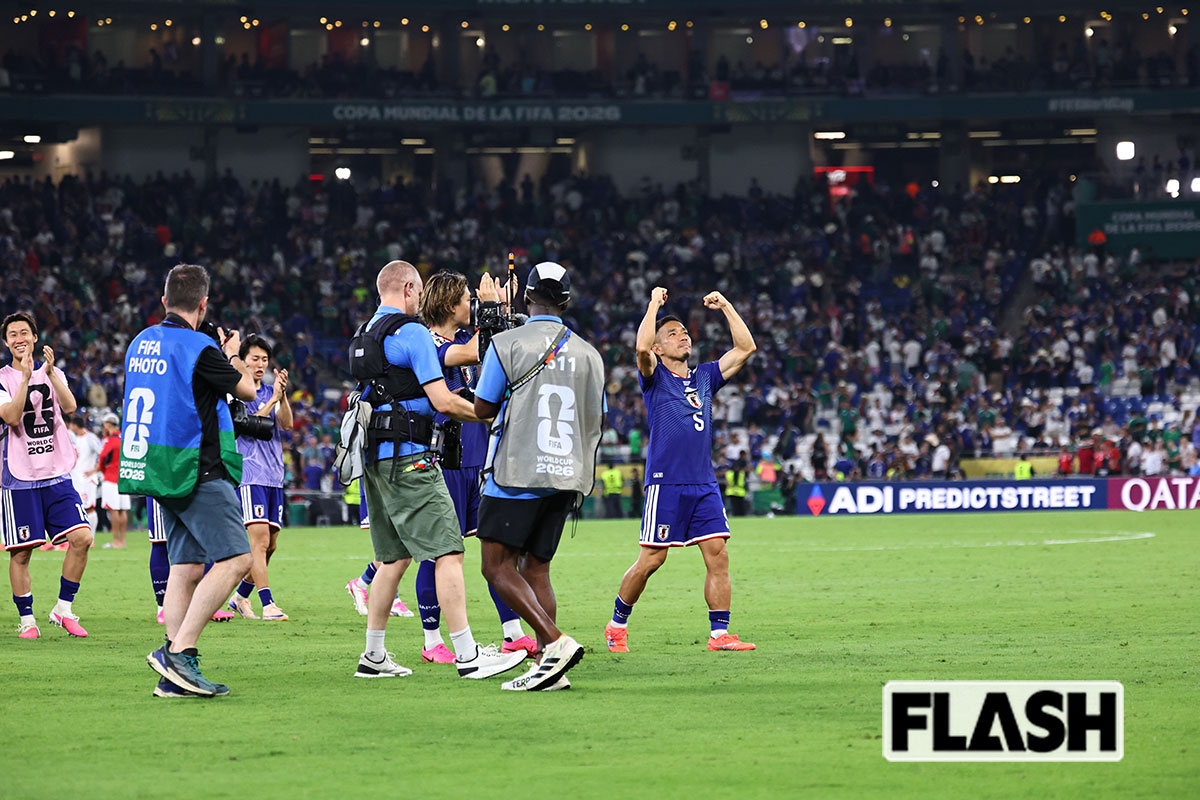 チュニジアとの試合後、長友佑都は両手を挙げてスタンドのファンに応えた（写真・JMPA）