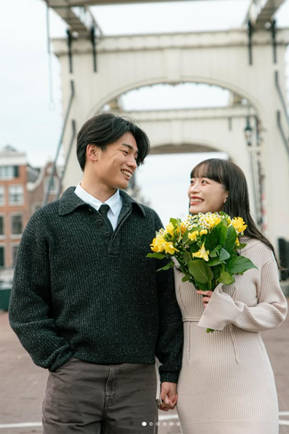 上田綺世の妻・由布菜月、愛娘が“パパのアクスタ”握る姿にファン歓喜！チュニジア戦2発の夫へ贈った「初めての父の日」