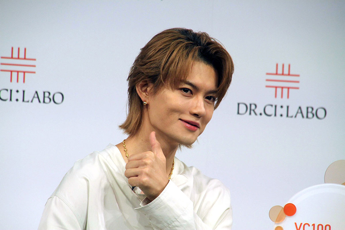 6月24日、ドクターシーラボの新ブランドアンバサダー就任式での佐野勇斗。目の下にはクマのような影があり、ファンからは心配の声が飛びかった