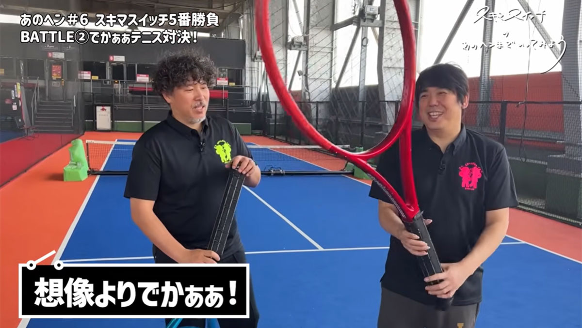 スキマスイッチのYouTube動画より。大橋卓弥の右手の爪が、左手のものよりも長く伸びているのが確認できる。この“爪の異変”は、6月24日に出演した『ぽかぽか』（フジテレビ系）でも視聴者から指摘された