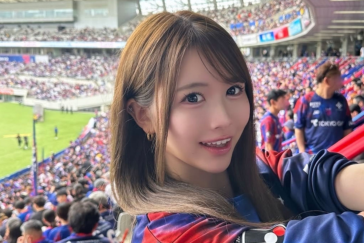 グラビア躍進中アイドルが“胸元パツパツ”日本代表ユニで話題沸騰…影山優佳…