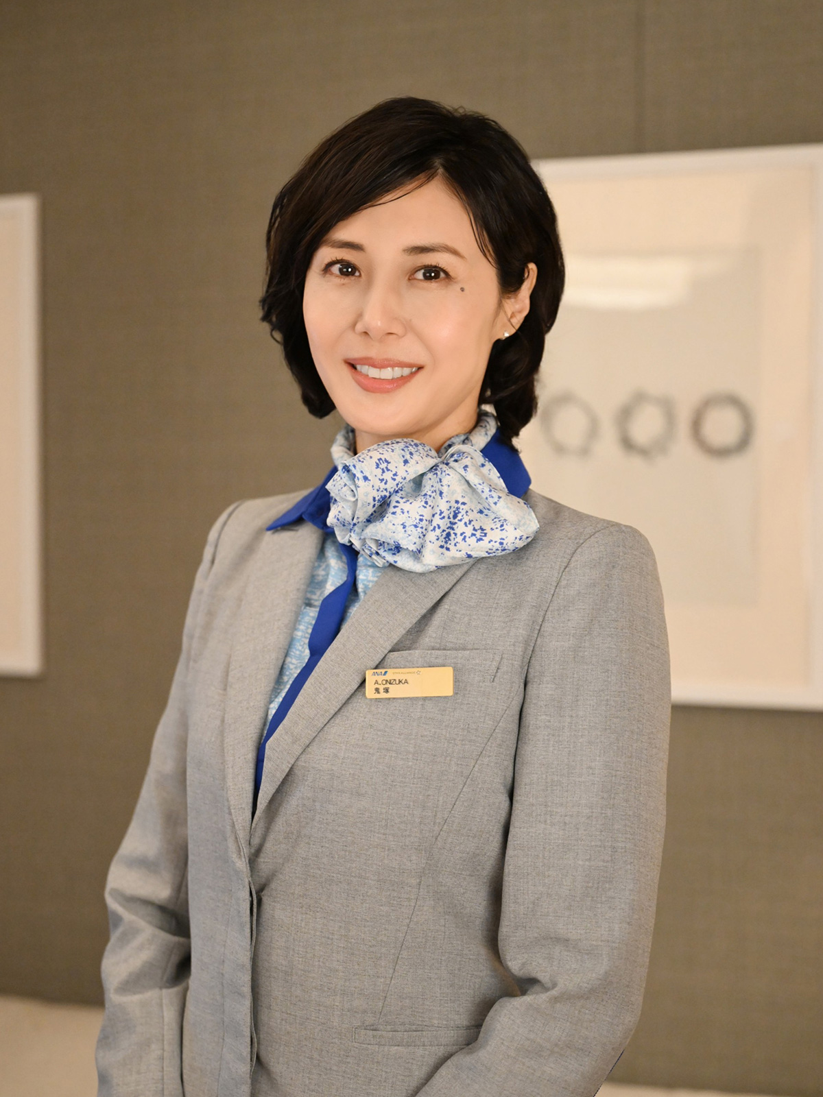 7月開始『GTO』で冬月あずさを演じる松嶋菜々子。ネームプレートには「鬼塚」の文字が（番組公式Xより）