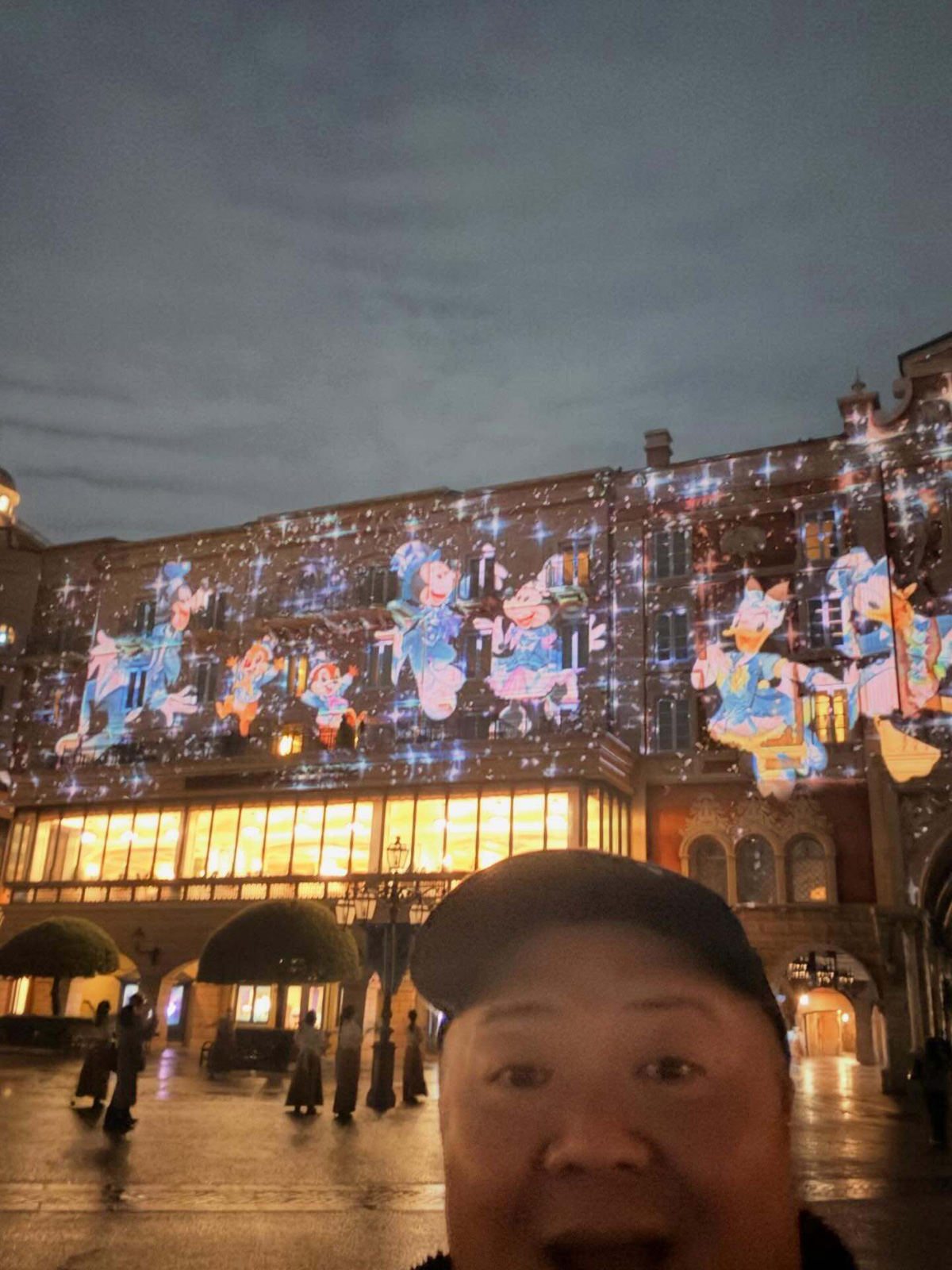 ディズニーリゾートに招待され、「1人で自撮りしてるのにこの笑顔」と投稿したブラマヨ小杉（本人のInstagramより）