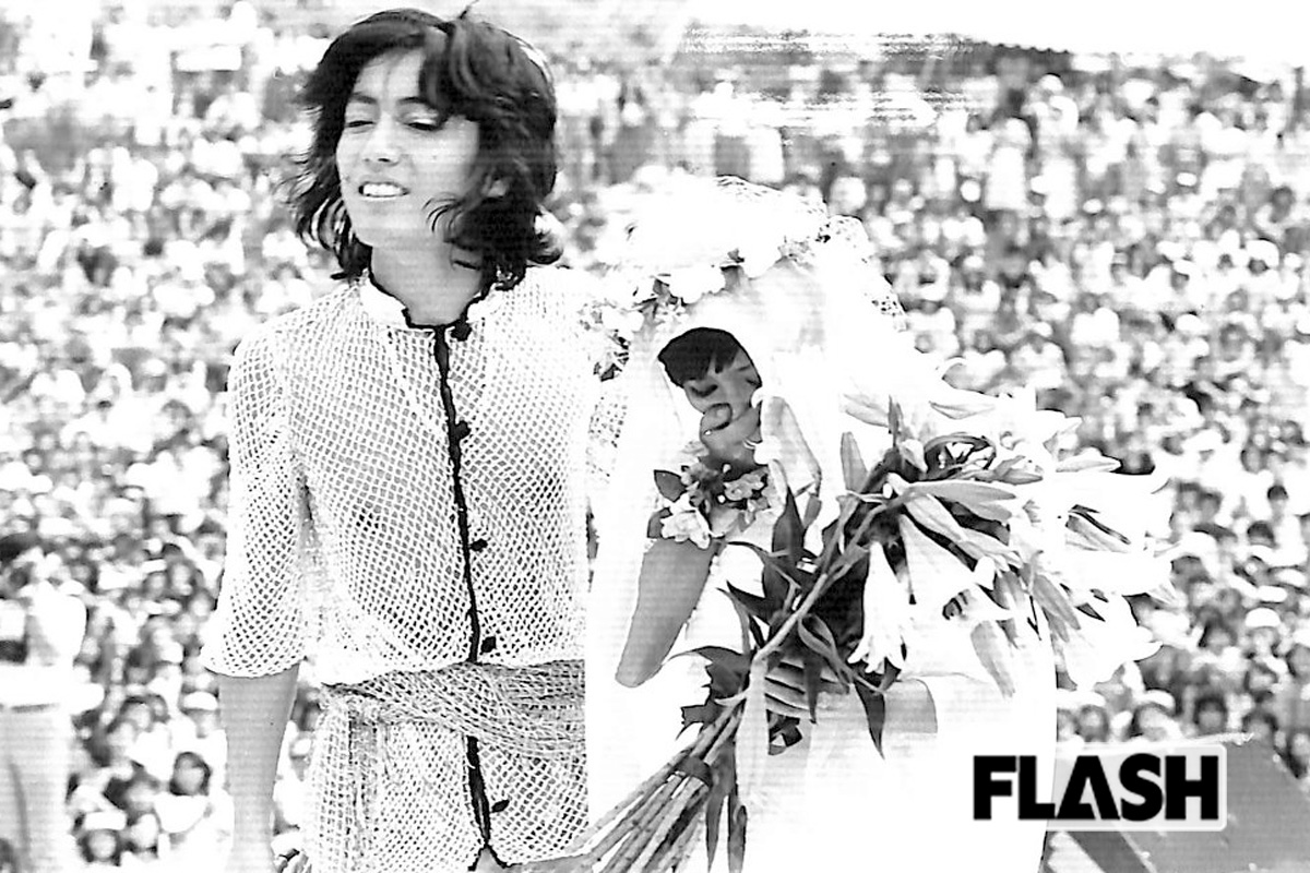 ＜1975年／沢田研二・伊藤エミさん（元ザ・ピーナッツ）＞比叡山延暦寺での式の後、ファン2万人を無料招待したコンサートを開催。ジュリーは、エミを「僕の妻です」とファンに紹介した