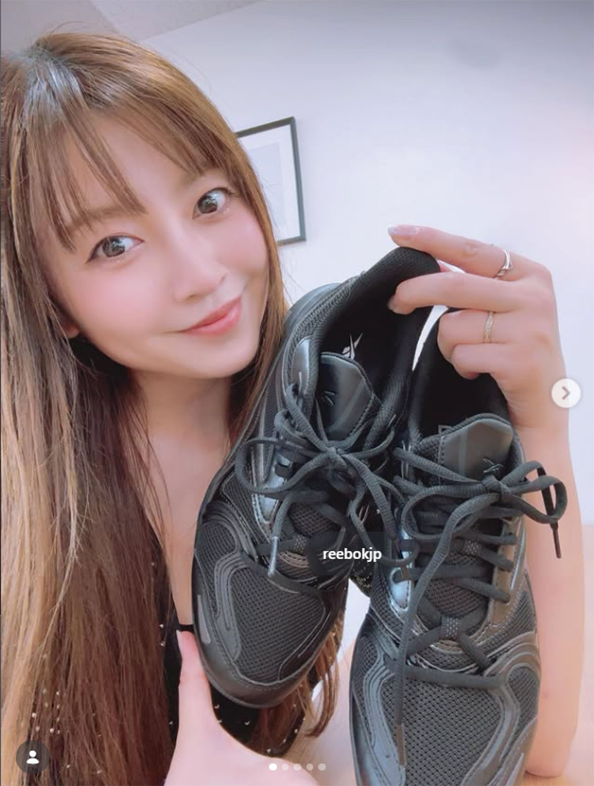 愛用のReebokの黒いスニーカーを「弊社のブランド」として紹介した片瀬那奈（画像・片瀬那奈のInstagram「nana_katase」より）