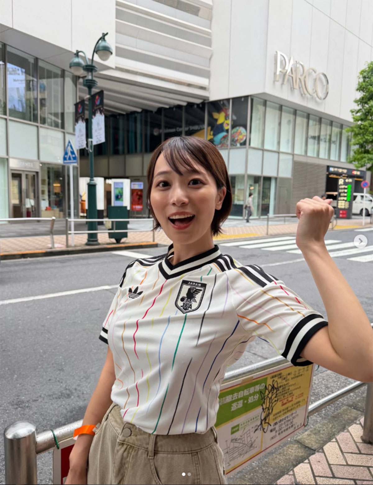 2026年6月29日、日本代表の白いアウェーユニホームを着てガッツポーズをする気象予報士の今井春花（画像・『今井春花（いまいさくら）』のX「@imaisakura_」より）
