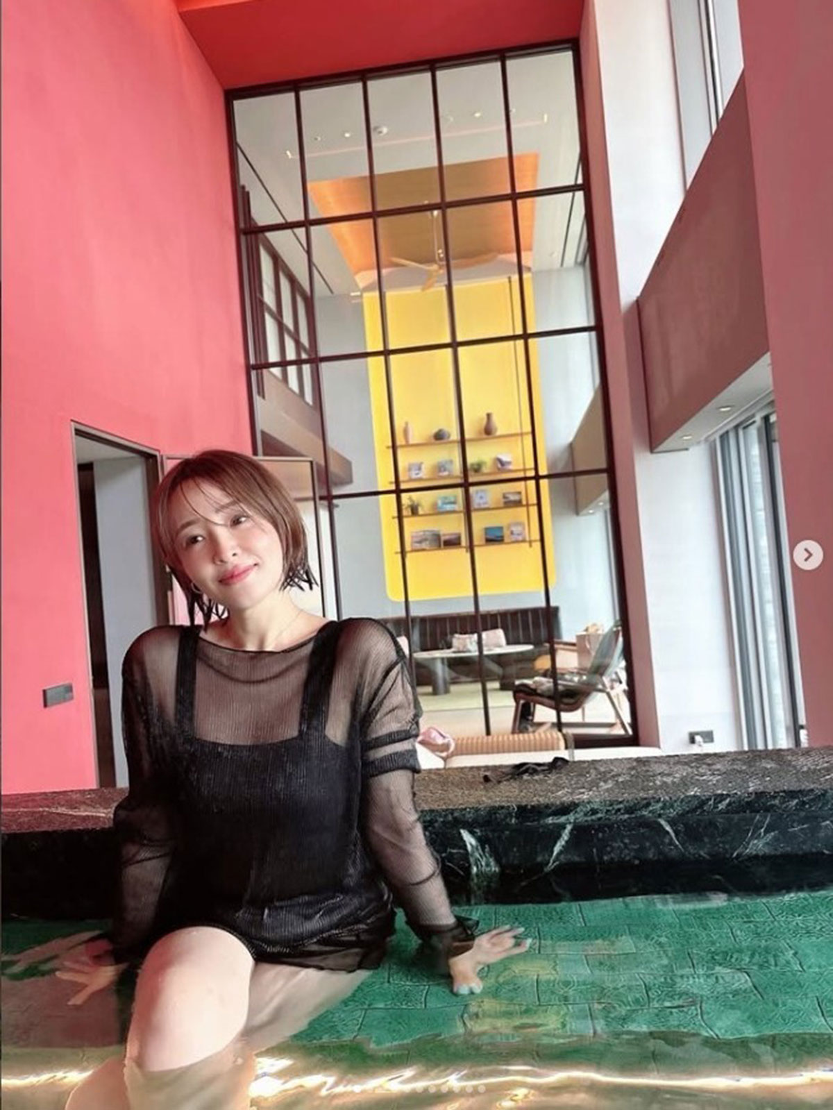 大沢あかね、ホテルプールでの“濡れ水着”ショットにファン絶賛…30代からの美容“全ぶり”で得た美しさ