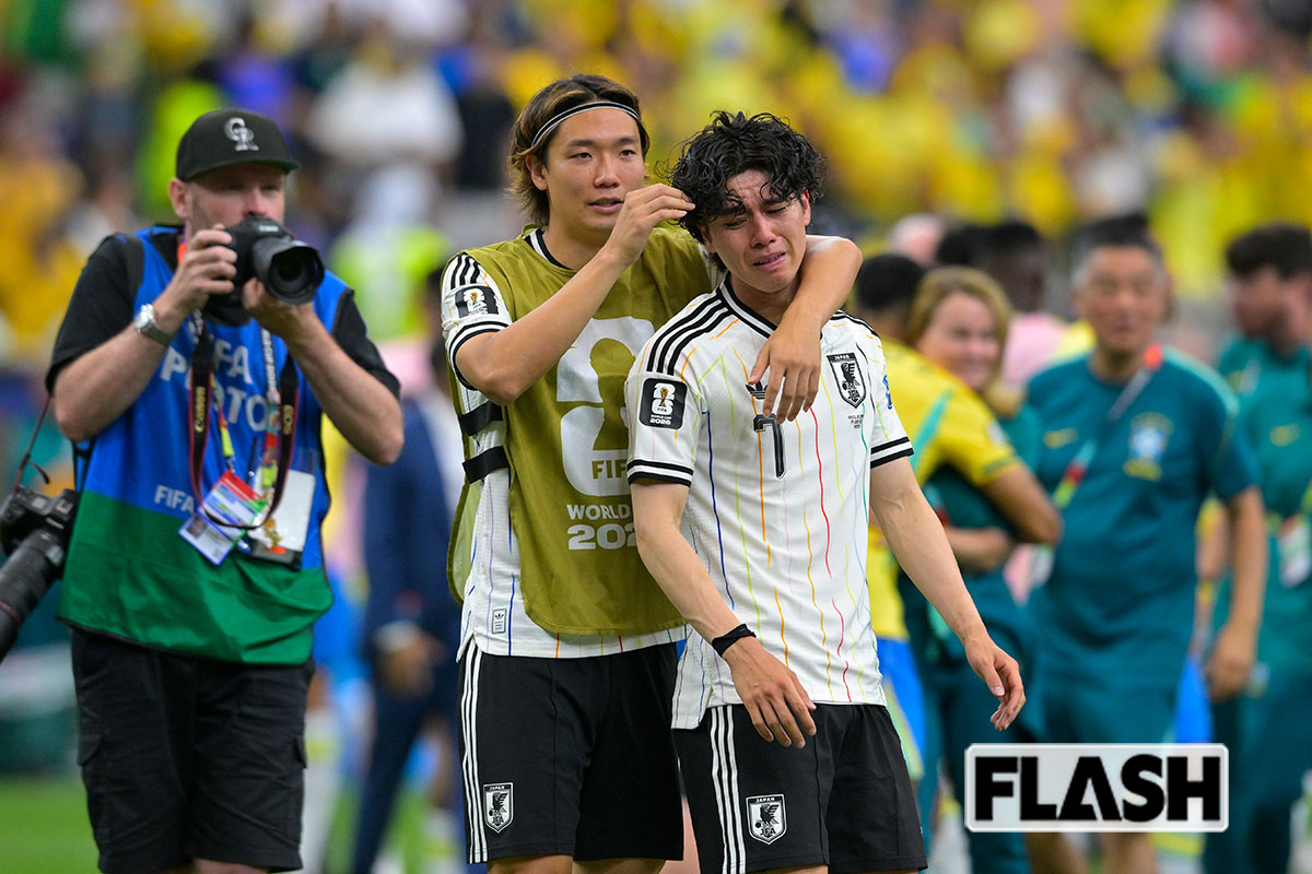 ブラジル戦に敗れて号泣する日本代表の田中碧と声を掛けるキャプテンの板倉滉（写真・JMPA）
