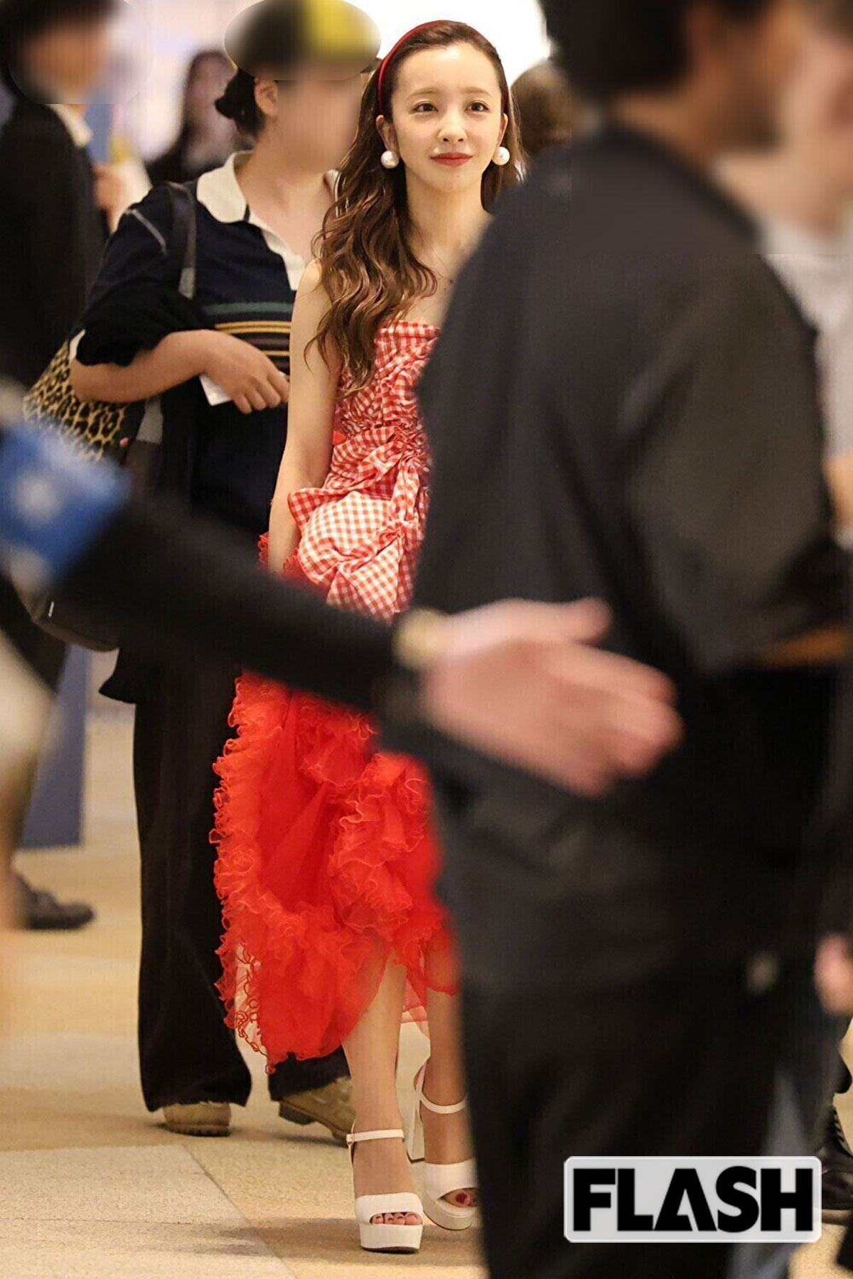 板野友美、映画イベントで見せた真っ赤なド派手ドレス姿に「輝いて見えた」ファンが思わずため息