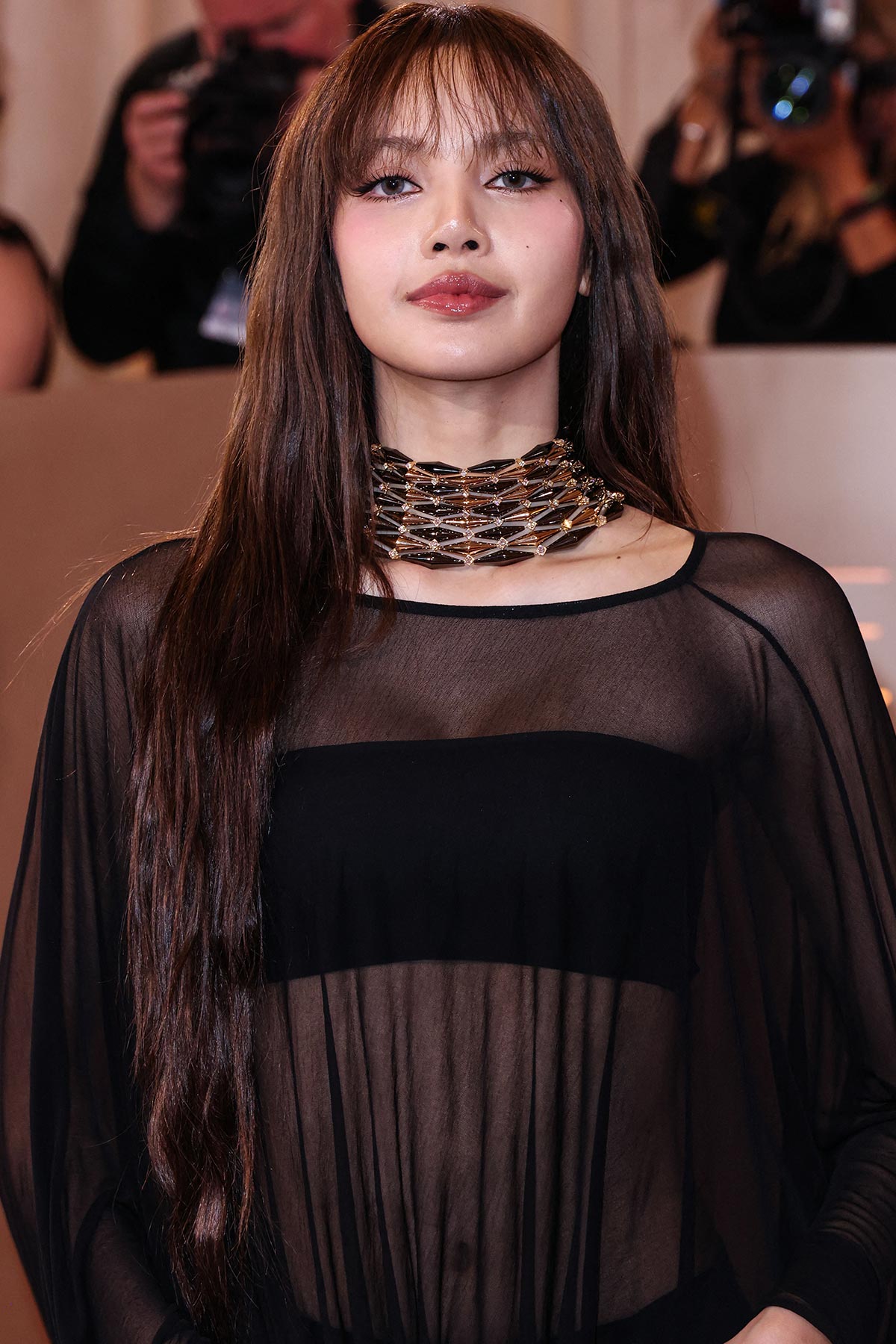 世界的K-POPアイドルが砂漠地帯で“背中丸見え”なドレス姿公開…議論になりやすい韓国スターたちの大胆ファッション