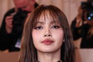 世界的K-POPアイドルが砂漠地帯で“背中丸見え”なドレス姿公開…議論に…