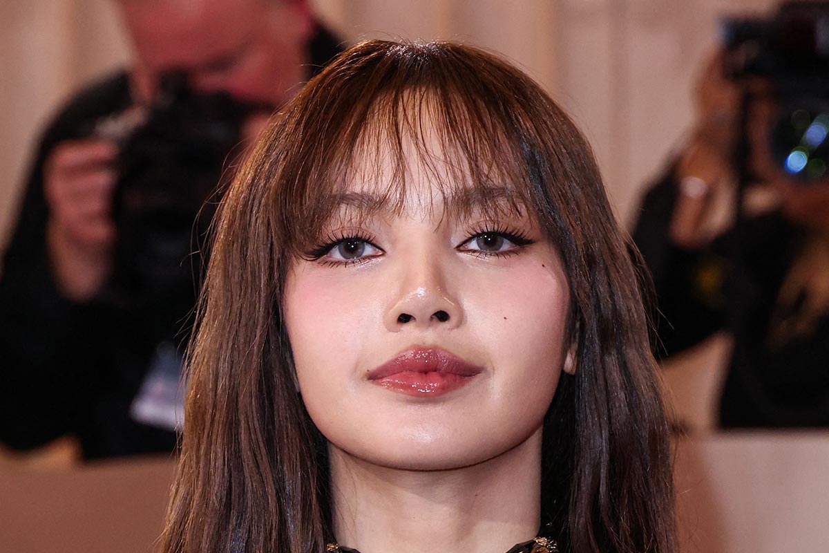 世界的K-POPアイドルが砂漠地帯で“背中丸見え”なドレス姿公開…議論に…
