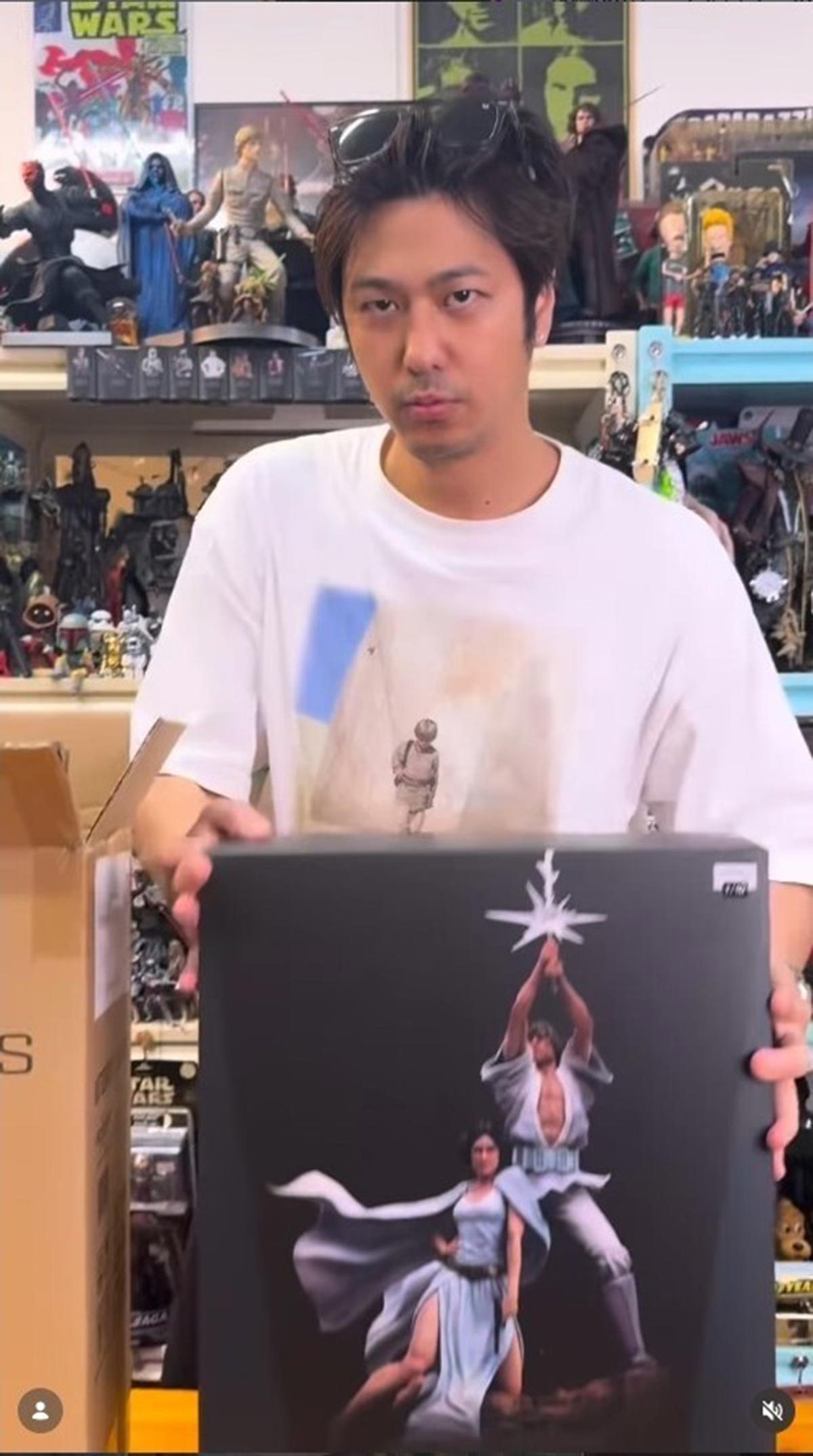 速水もこみちが公開したスターウォーズ愛があふれる趣味部屋。背後にはフィギュアが多数、飾られている（画像・速水もこみちのInstagram「mocomichi_hayami」より）