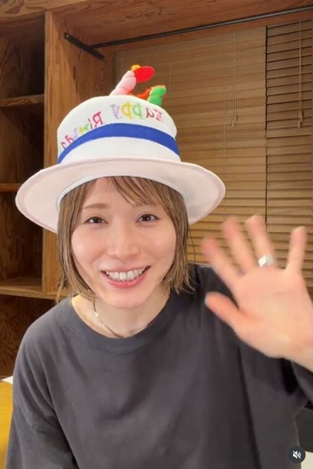 誕生日にInstagramのライブ配信をおこなった松岡茉優。金髪ショートヘアに称賛の声が集まっている(画像・松岡茉優のInstagram「mayu_matsuoka_koushiki」より)