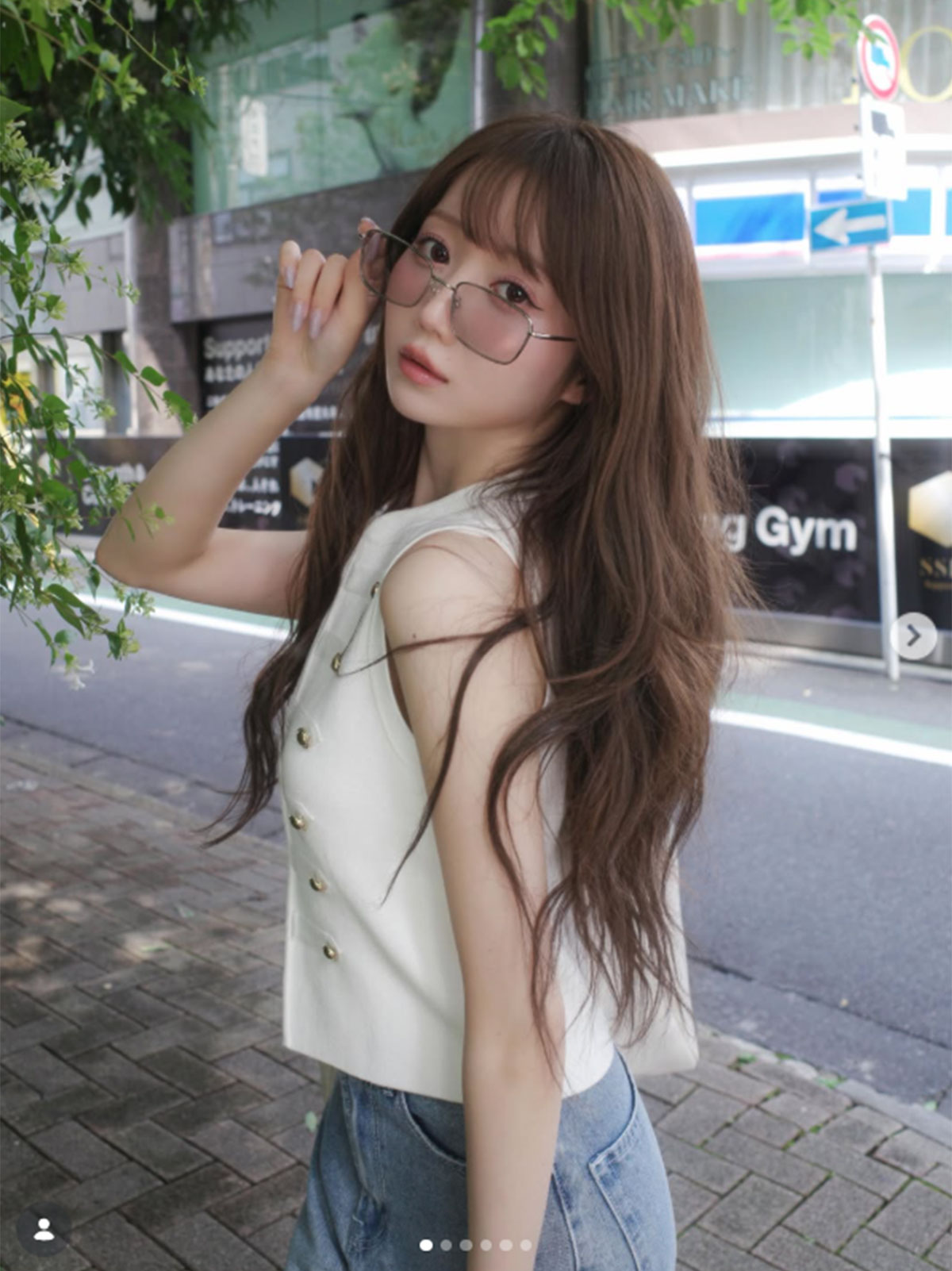 「＝LOVE」大谷映美里のInstagramより。腹チラを披露した大谷には、多くのファンから歓声が