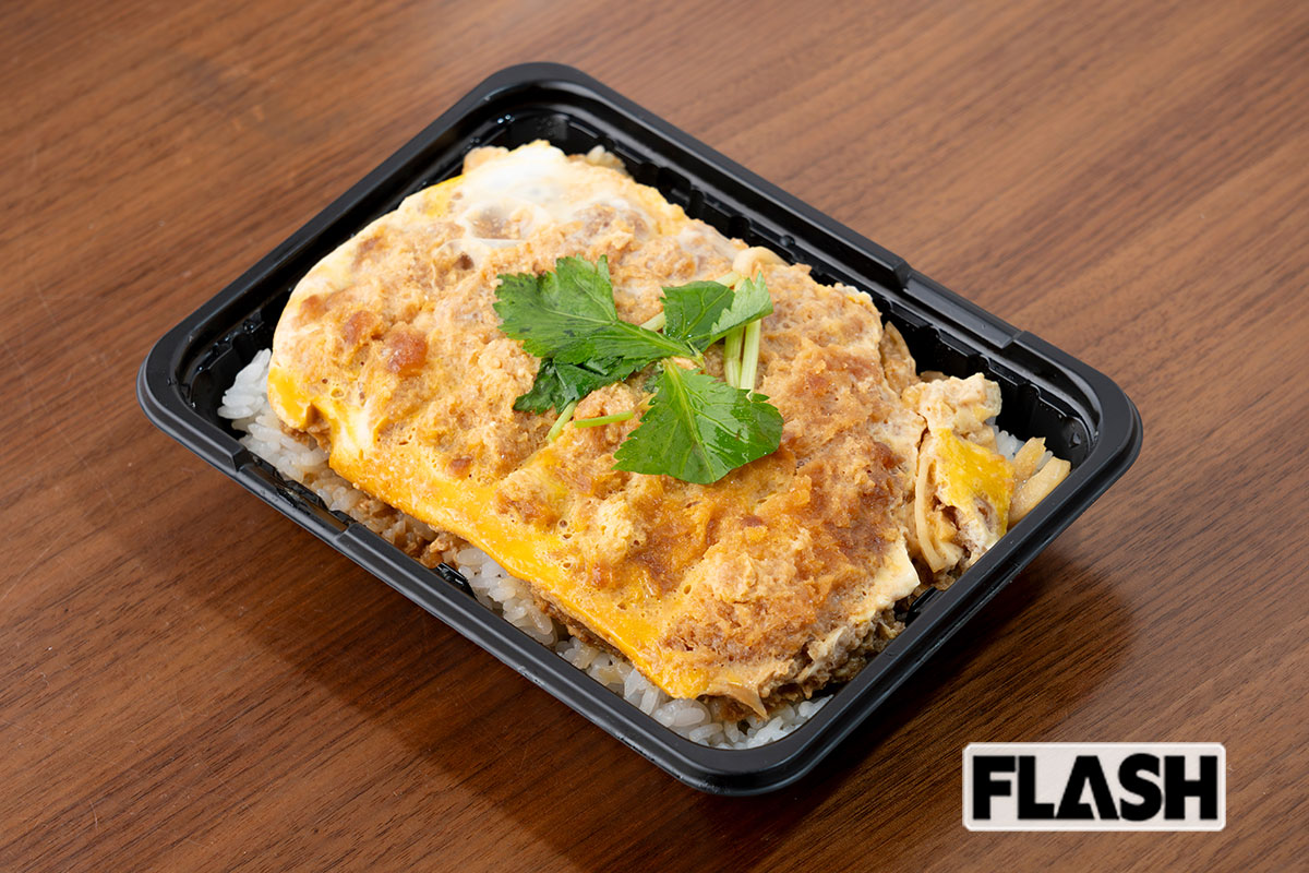 OKストア（339円、935kcal）／カツを型にはめて卵を流し、それをご飯に載せた製法。徹底されたコストカットの様式美だ。卵はしっかり固めてあり、タレは甘め