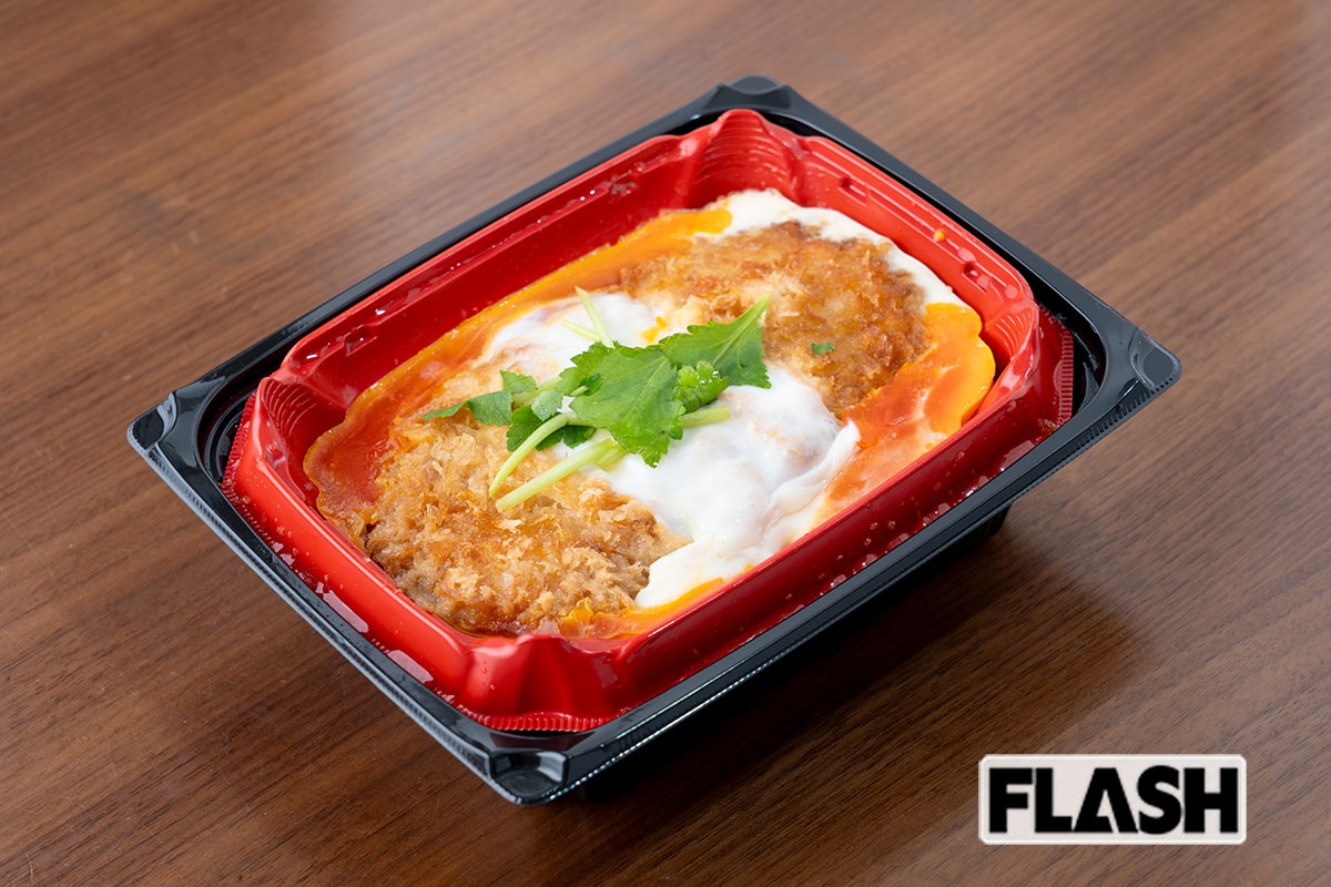 ロピア（598円、カロリーは記載なし）／ご飯とカツが別容器のタイプ。玉ねぎの甘みが感じられ、卵黄の色が非常に濃い。味もさることながら、彩りの点でも高評価だ