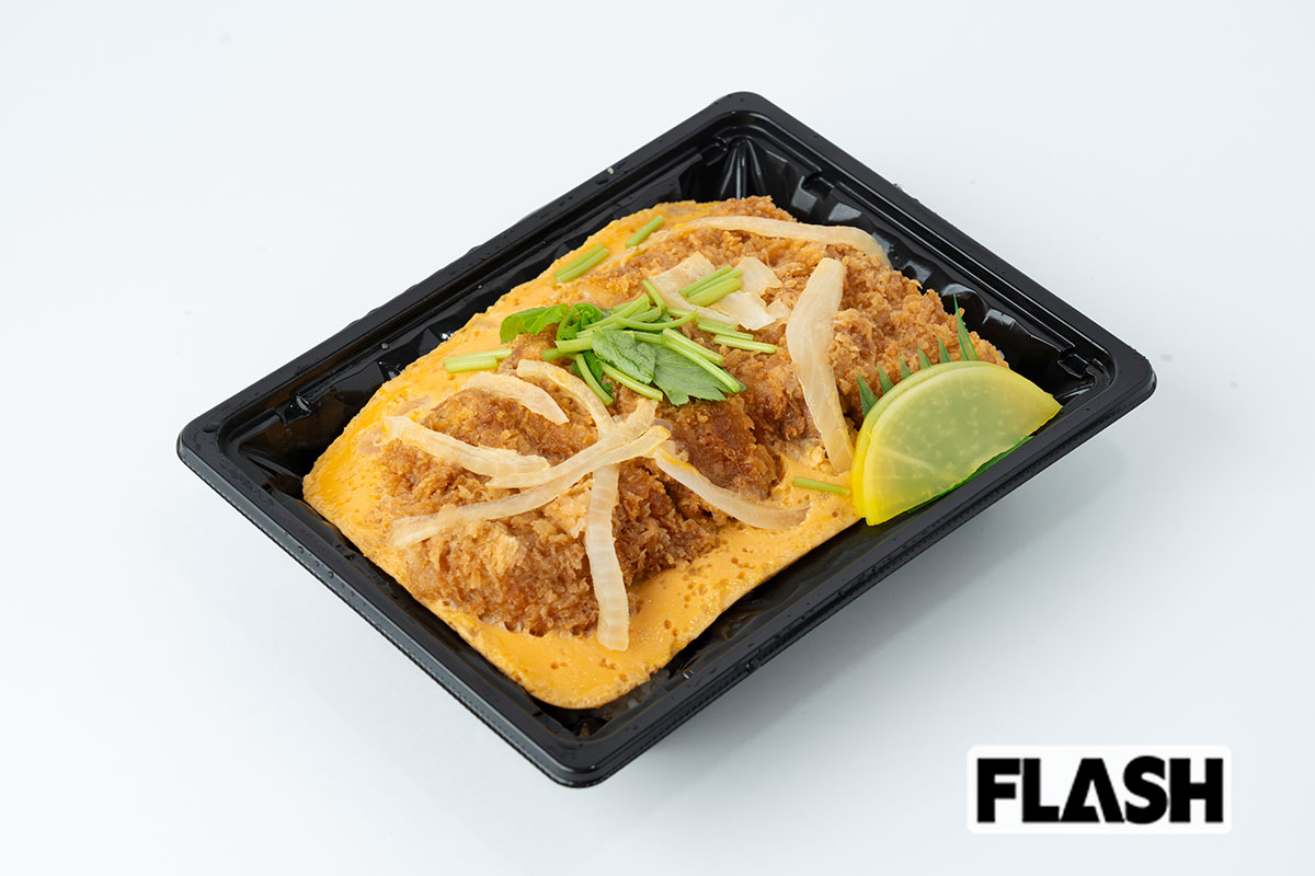 イトーヨーカドー（599円、954kcal）／カツの上に玉ねぎを載せるのはヨーカドーのみ。たしかに、玉ねぎが柔らかすぎないのが食感のアクセントになっている