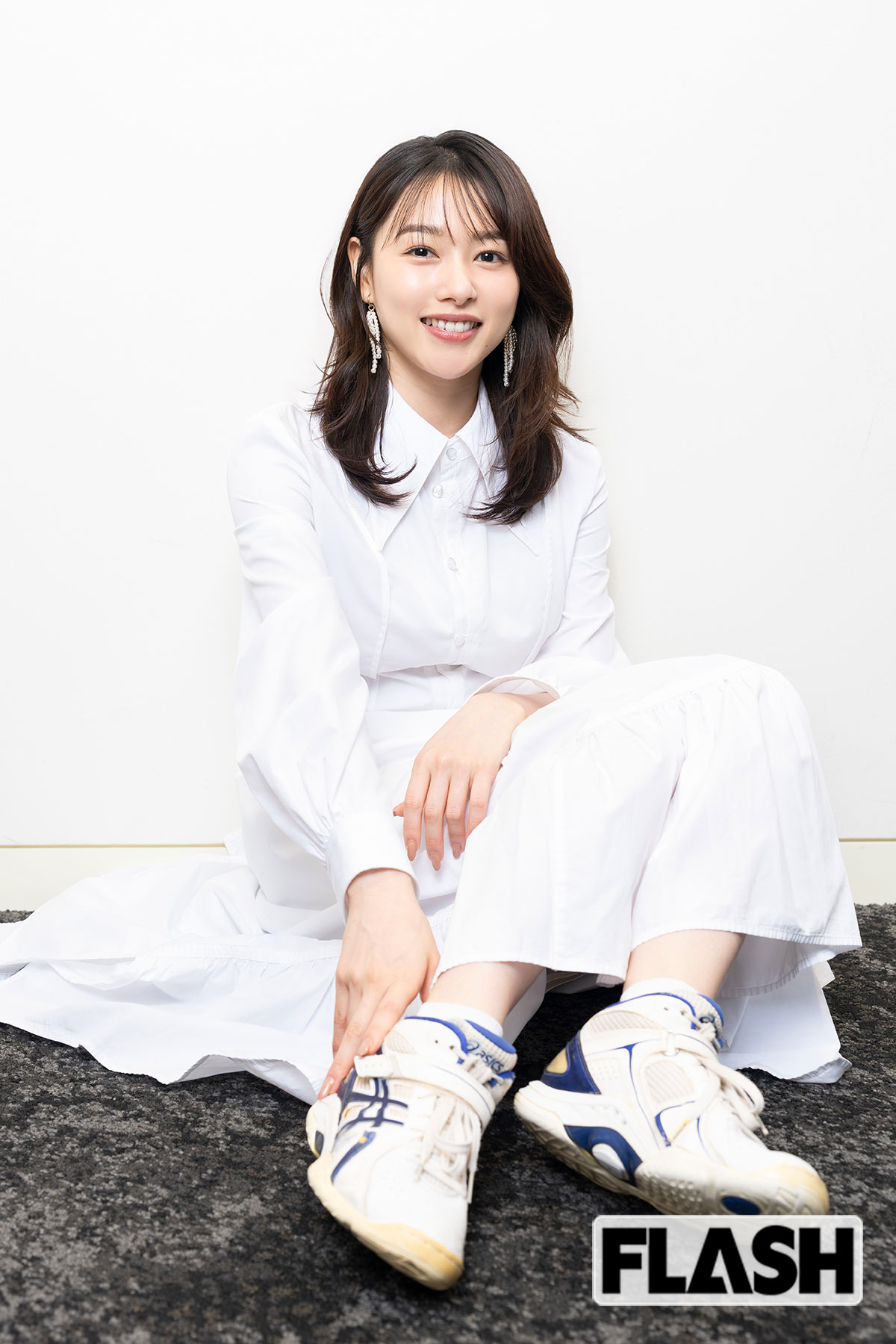桜井日奈子はこのバッシュを履いて、映画『SAKAMOTO DAYS』の𥡴古に励んだという（写真・木村哲夫）