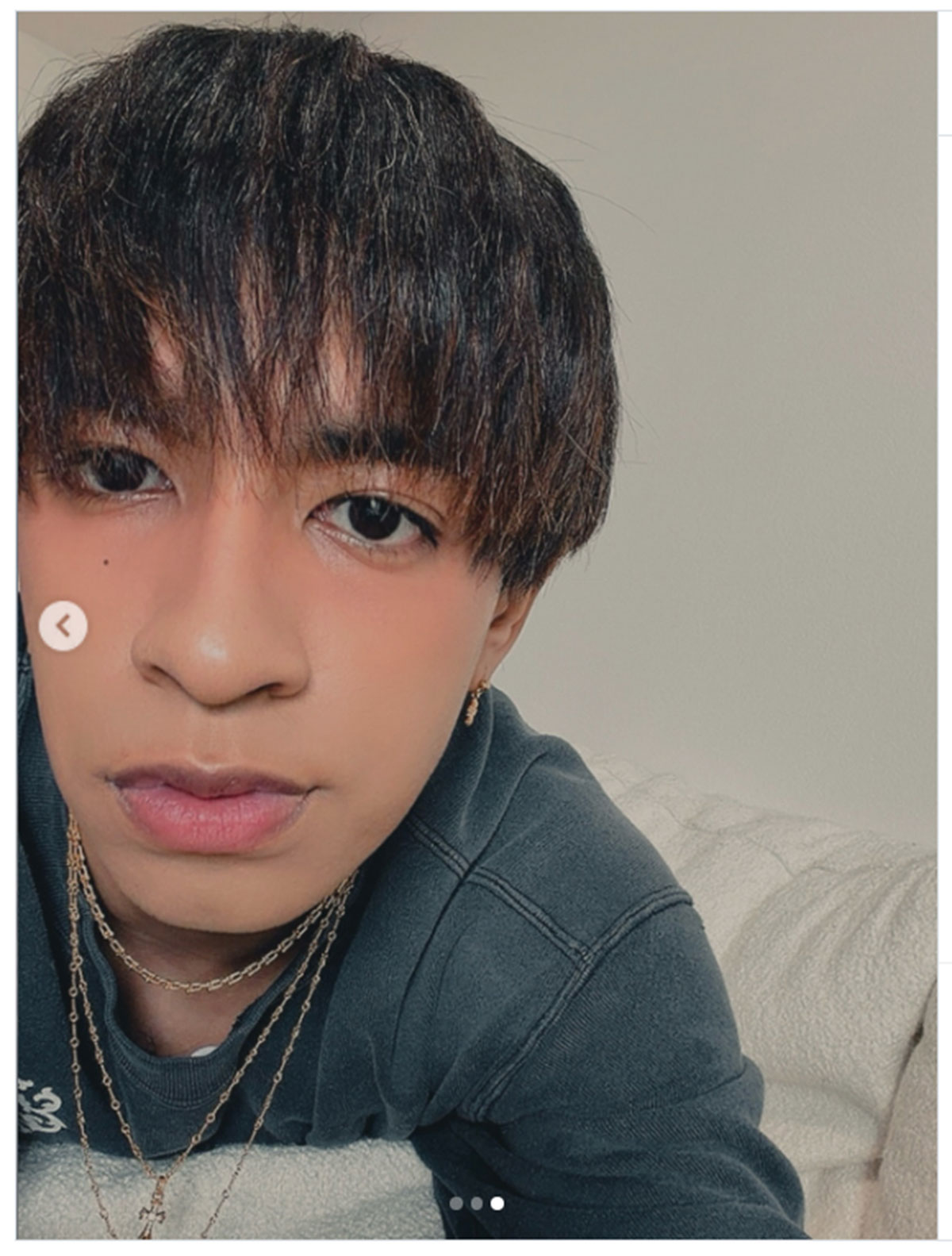 草間リチャード敬太のInstagramより。初投稿では、前髪を降ろしたイメチェン姿で登場した