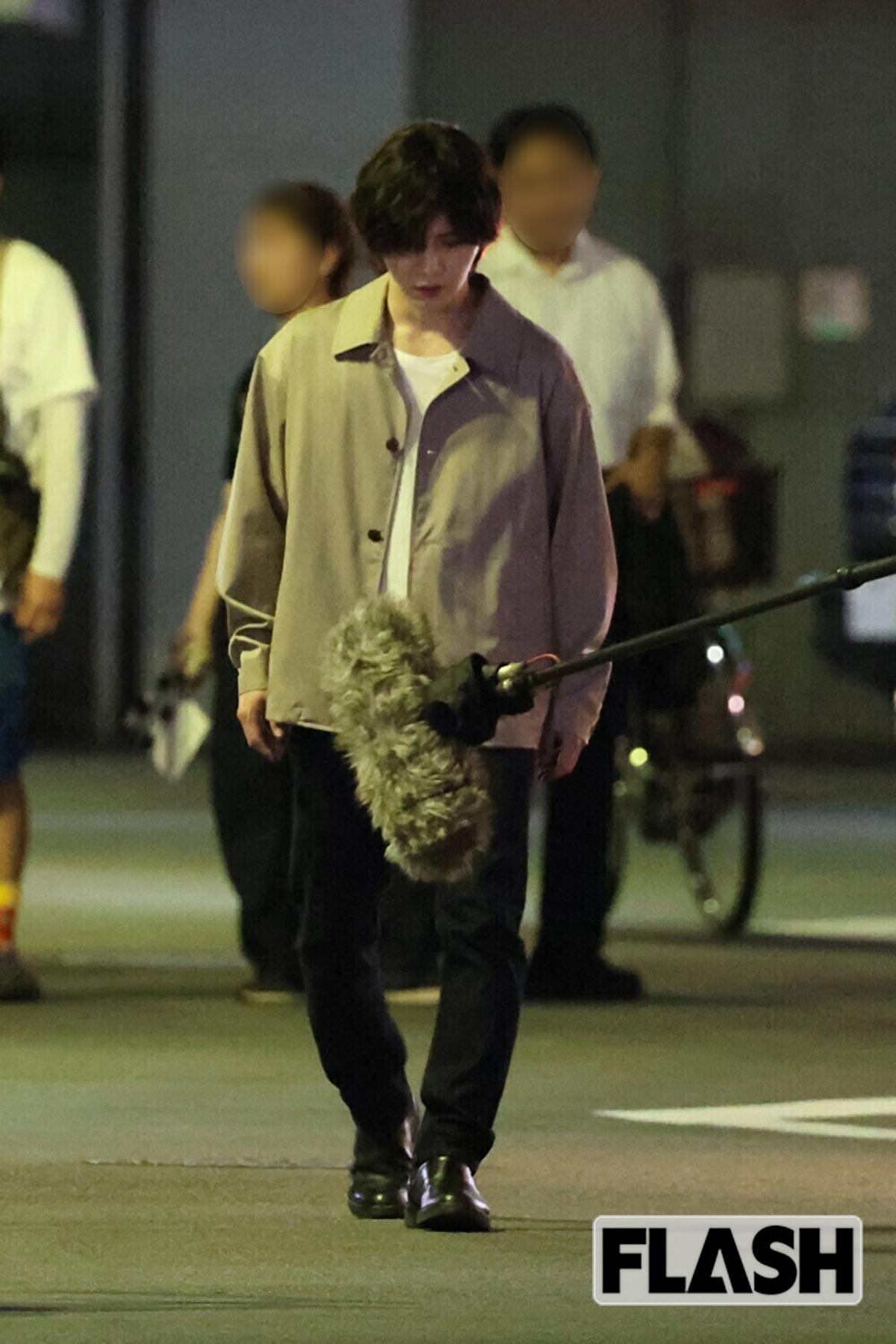 俯いて歩く山田涼介