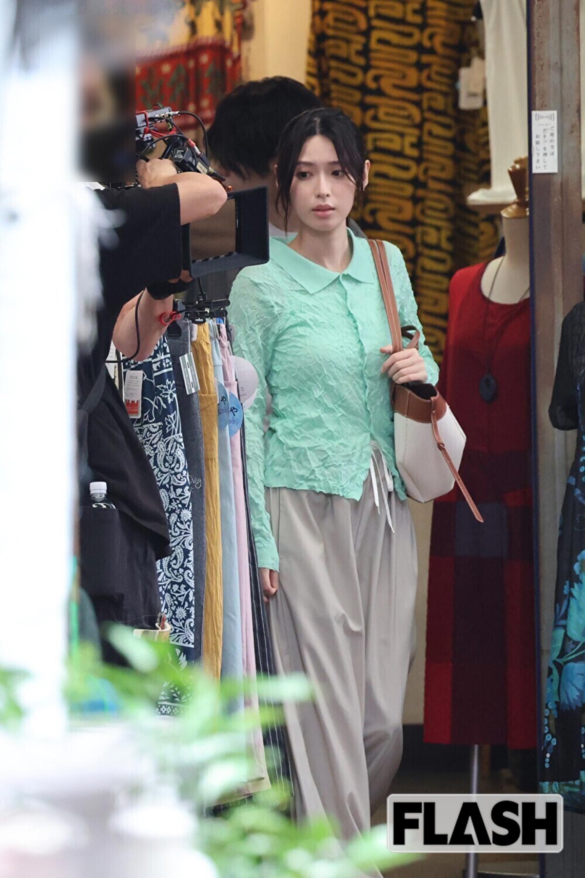 山田涼介とともに商店街でロケをする白石聖。永野芽郁の代役で名をあげたが、その後も順調だ