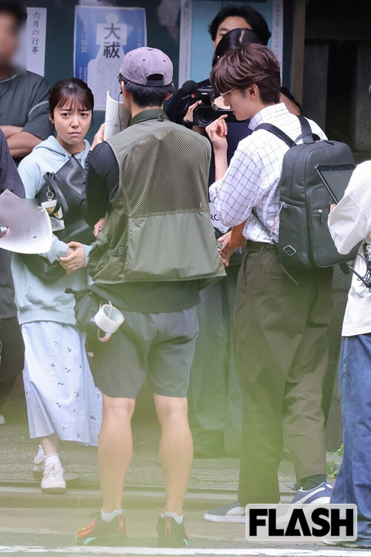 “ガリ勉風”の衣装を着た向井康二と撮影をする上白石萌音