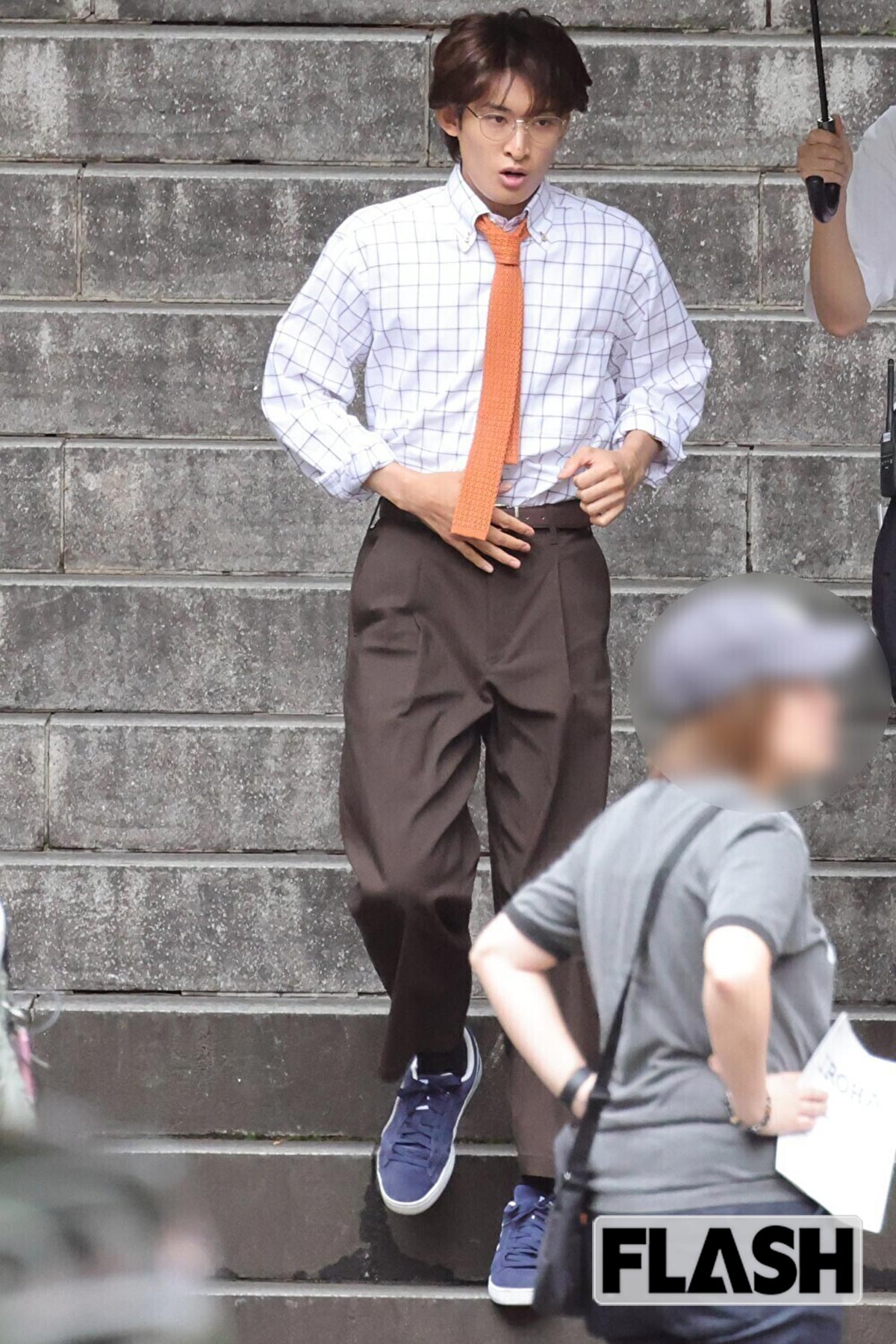 オレンジのネクタイをつけた向井康二