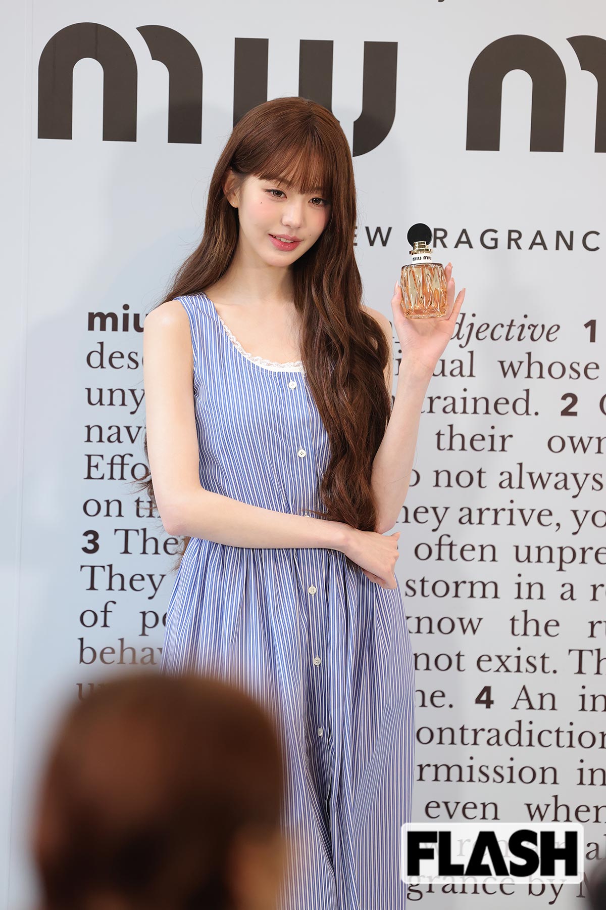六本木にIVE・ウォニョンが降臨! “下着見せ”封印の超清楚ノースリーブ姿でファンのハート打ち抜く“ピストルポーズ”